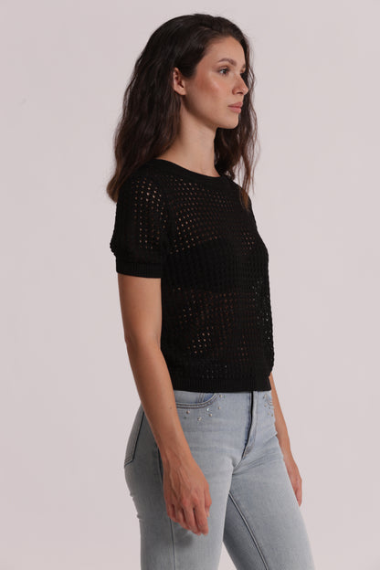 MAGLIA TRAFORATA A MANICHE CORTE