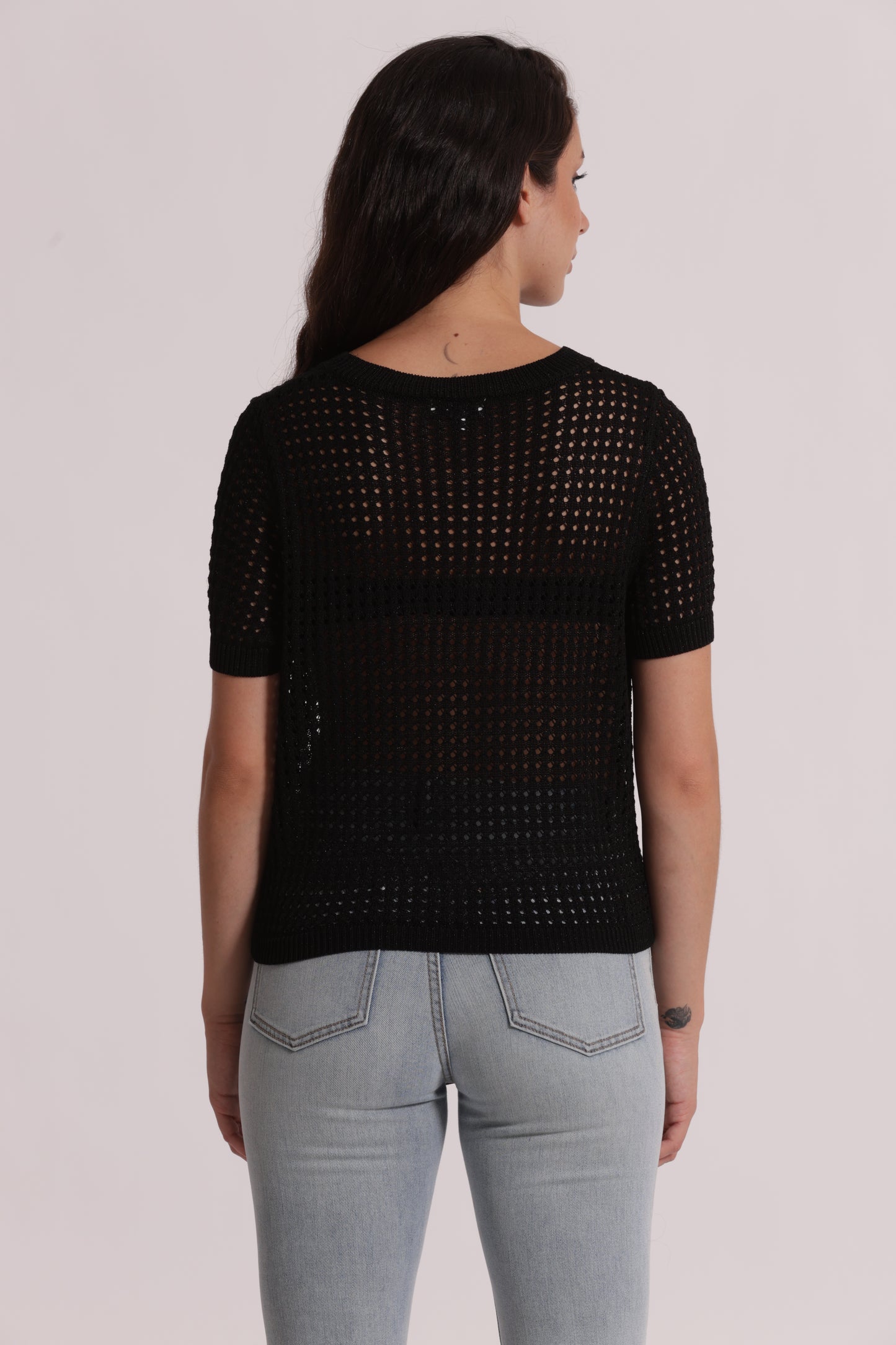 MAGLIA TRAFORATA A MANICHE CORTE