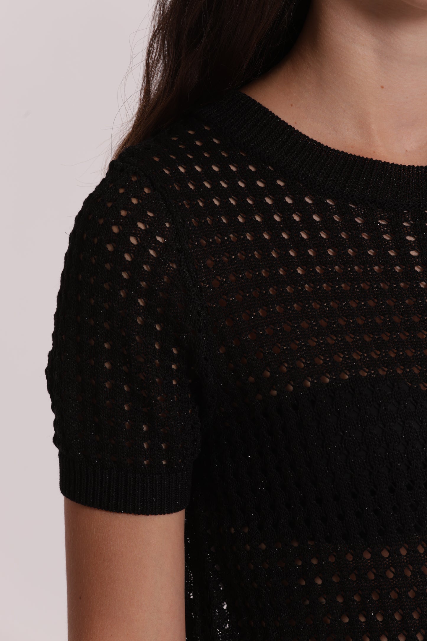 MAGLIA TRAFORATA A MANICHE CORTE