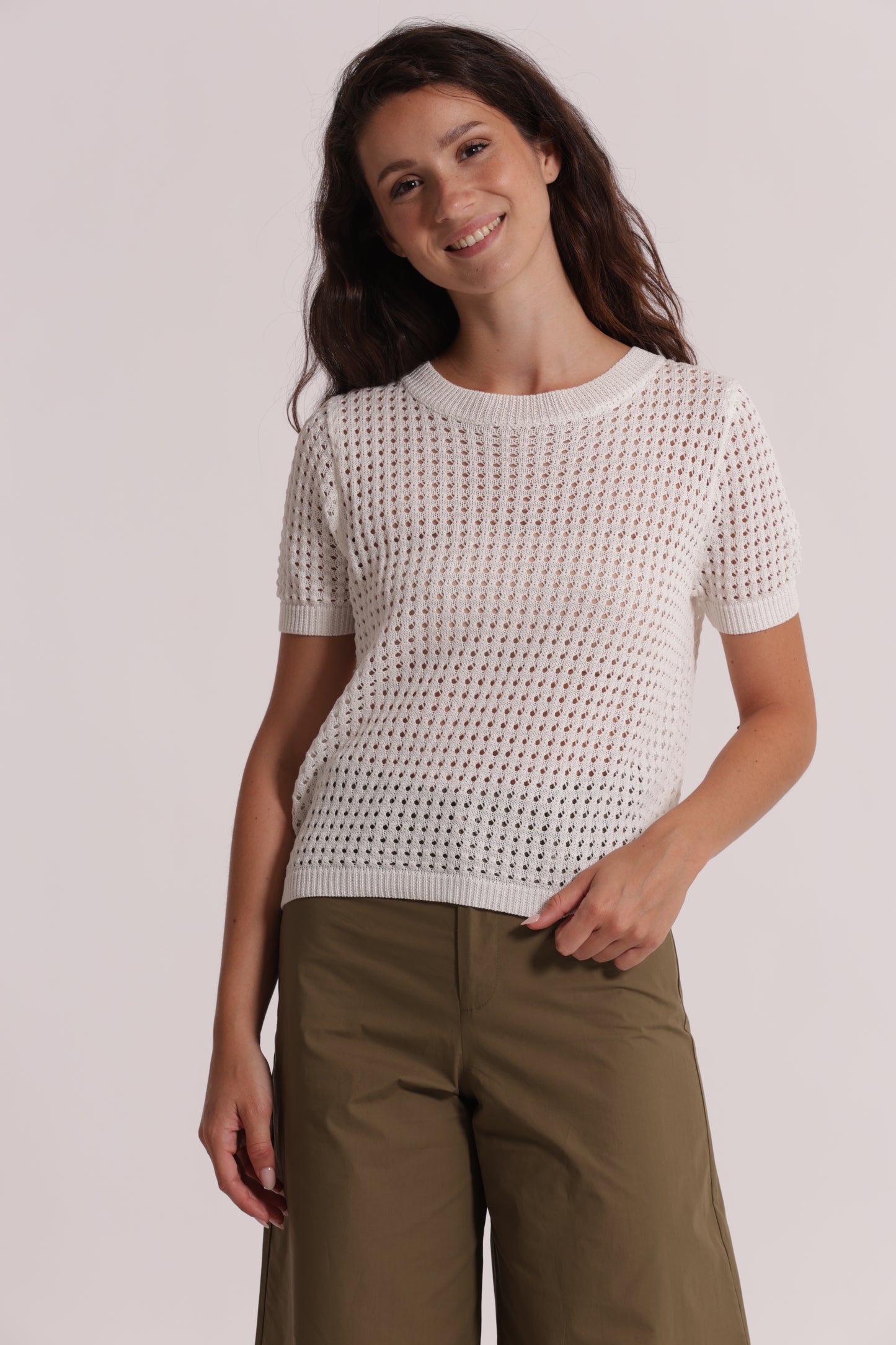 MAGLIA TRAFORATA A MANICHE CORTE
