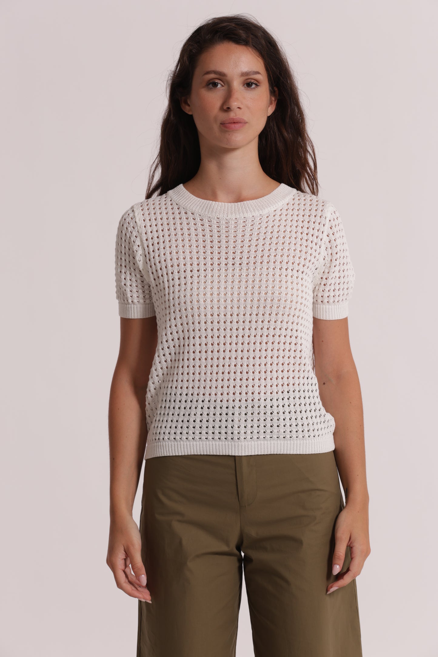 MAGLIA TRAFORATA A MANICHE CORTE