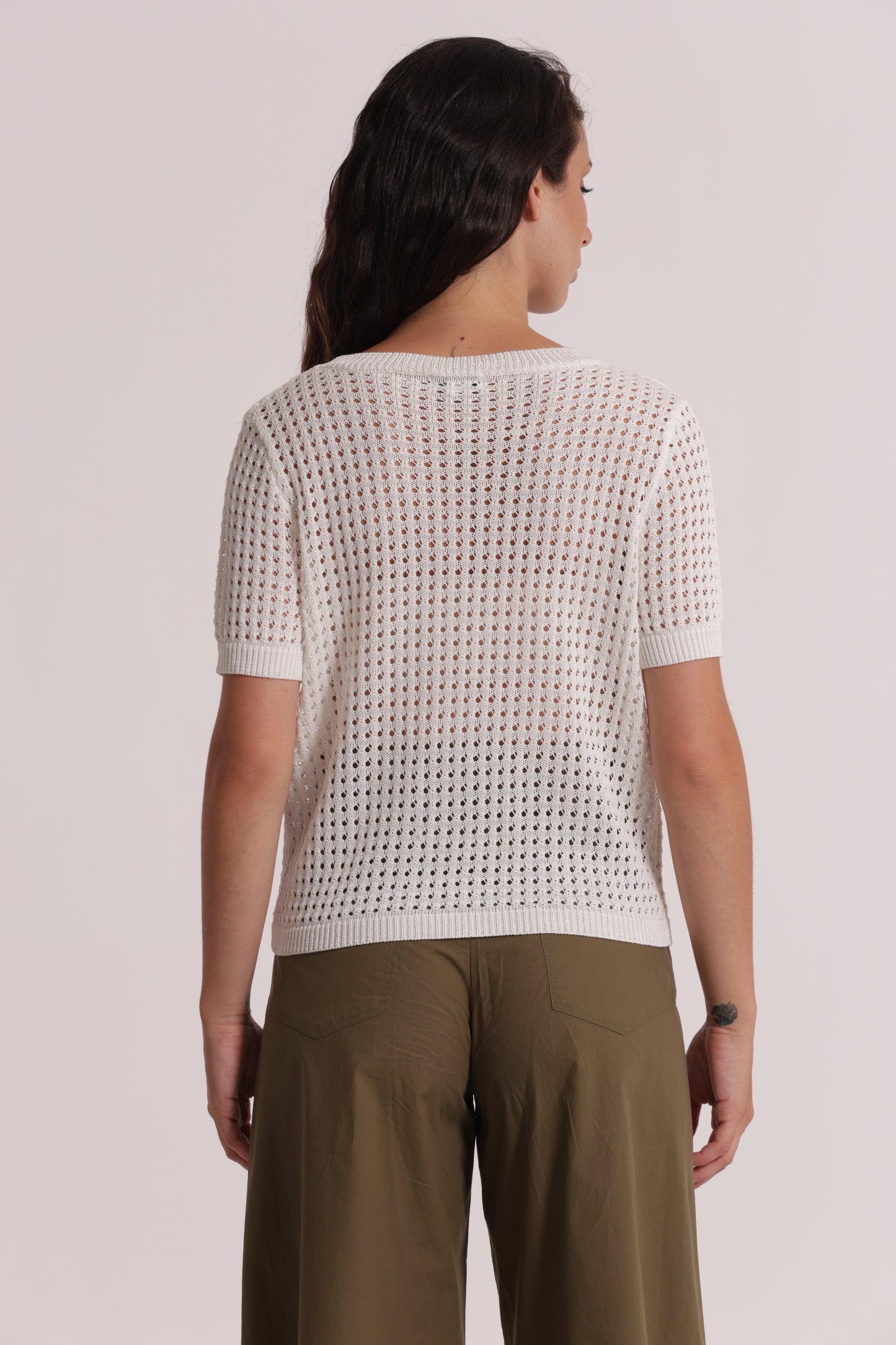 MAGLIA TRAFORATA A MANICHE CORTE