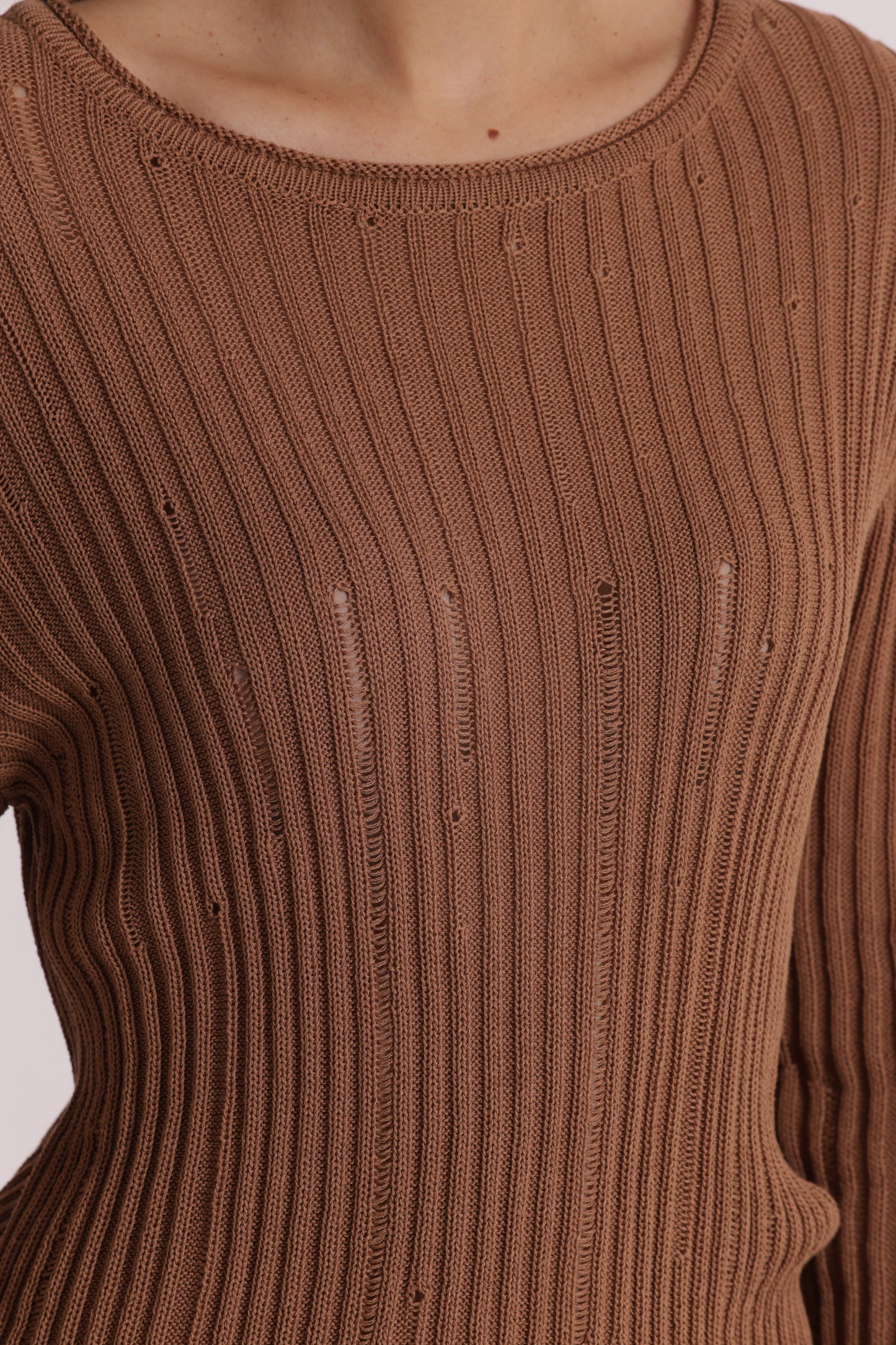 MAGLIA CON DETTAGLI SMAGLIATI