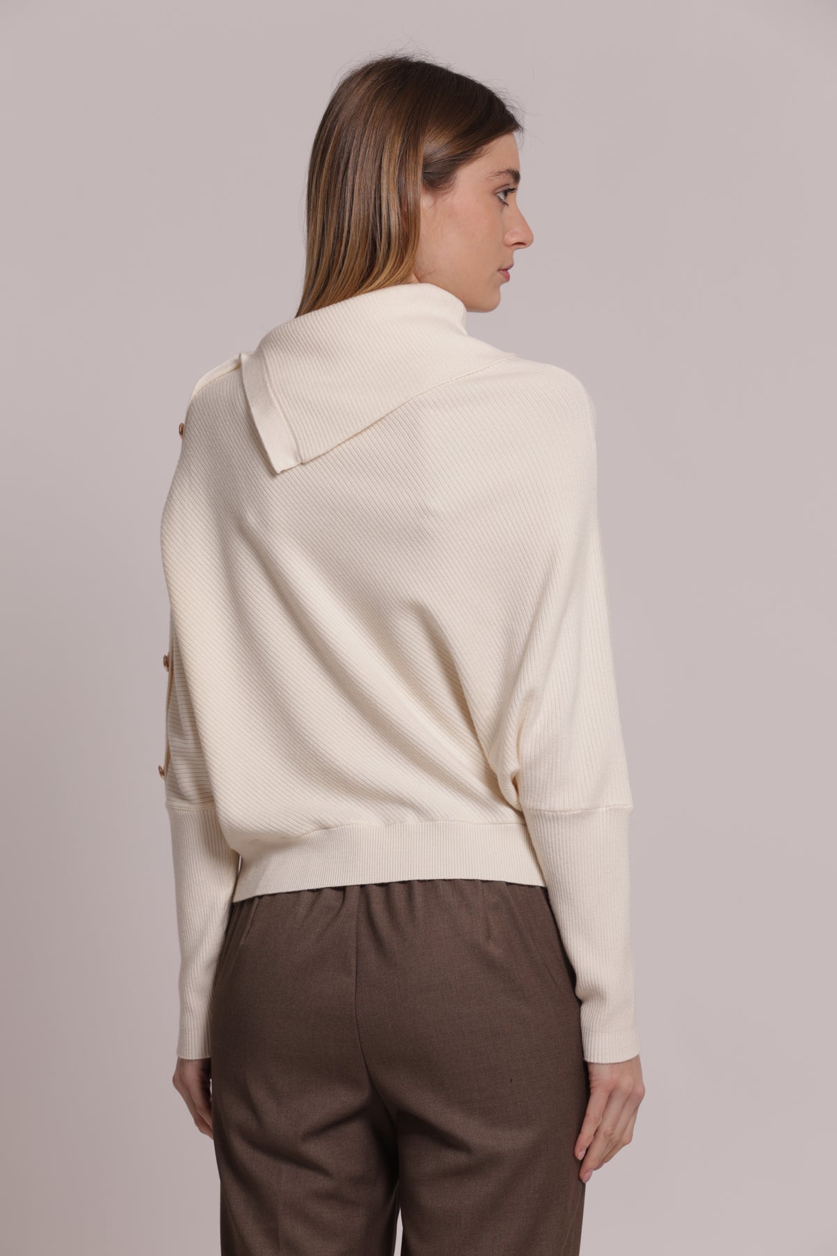 MAGLIA COLLO ALTO CON BOTTONI