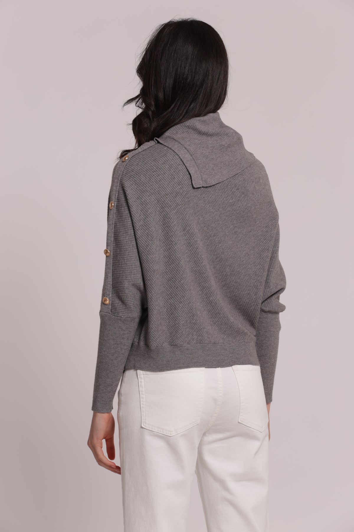 MAGLIA COLLO ALTO CON BOTTONI