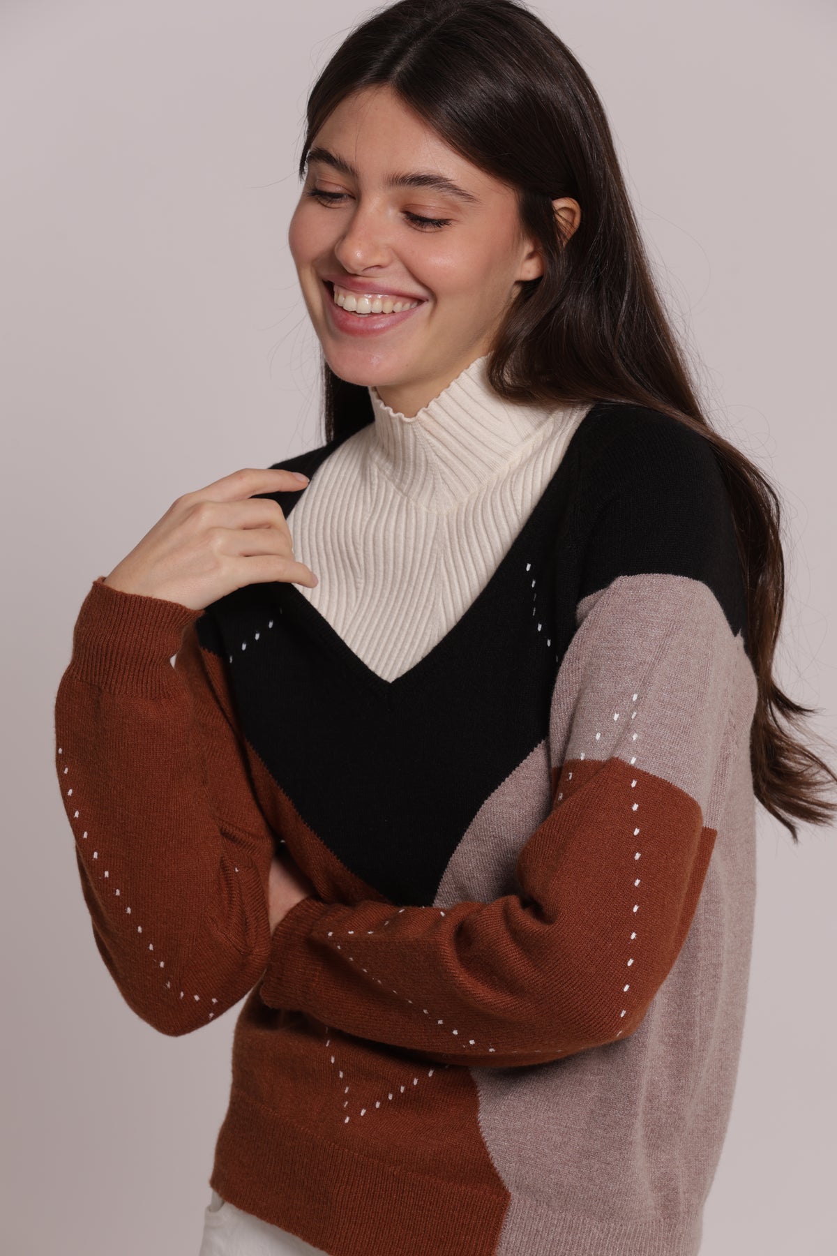 MAGLIA SCOLLO A V CON GIOCO DI ROMBI
