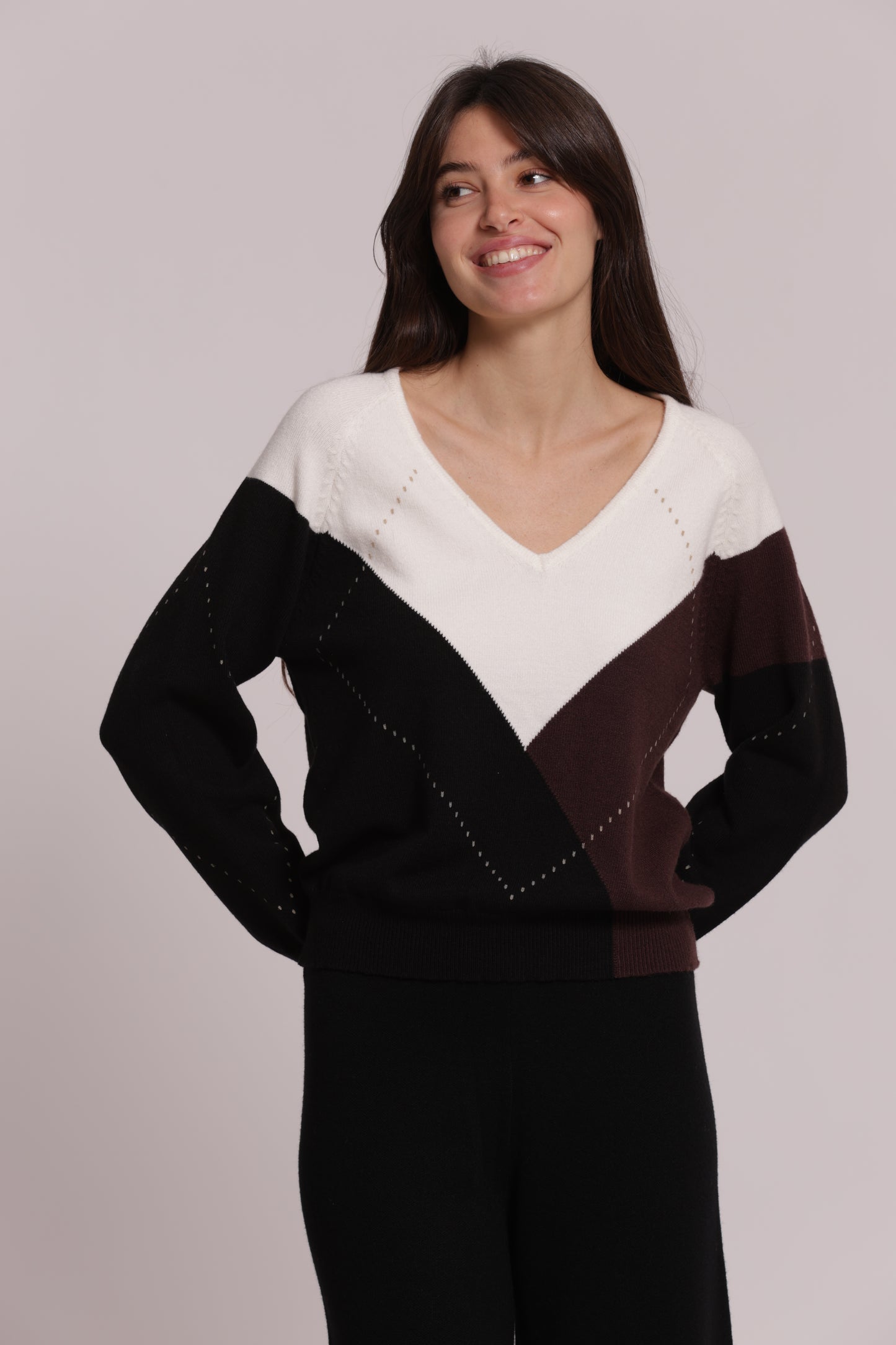 MAGLIA SCOLLO A V CON GIOCO DI ROMBI