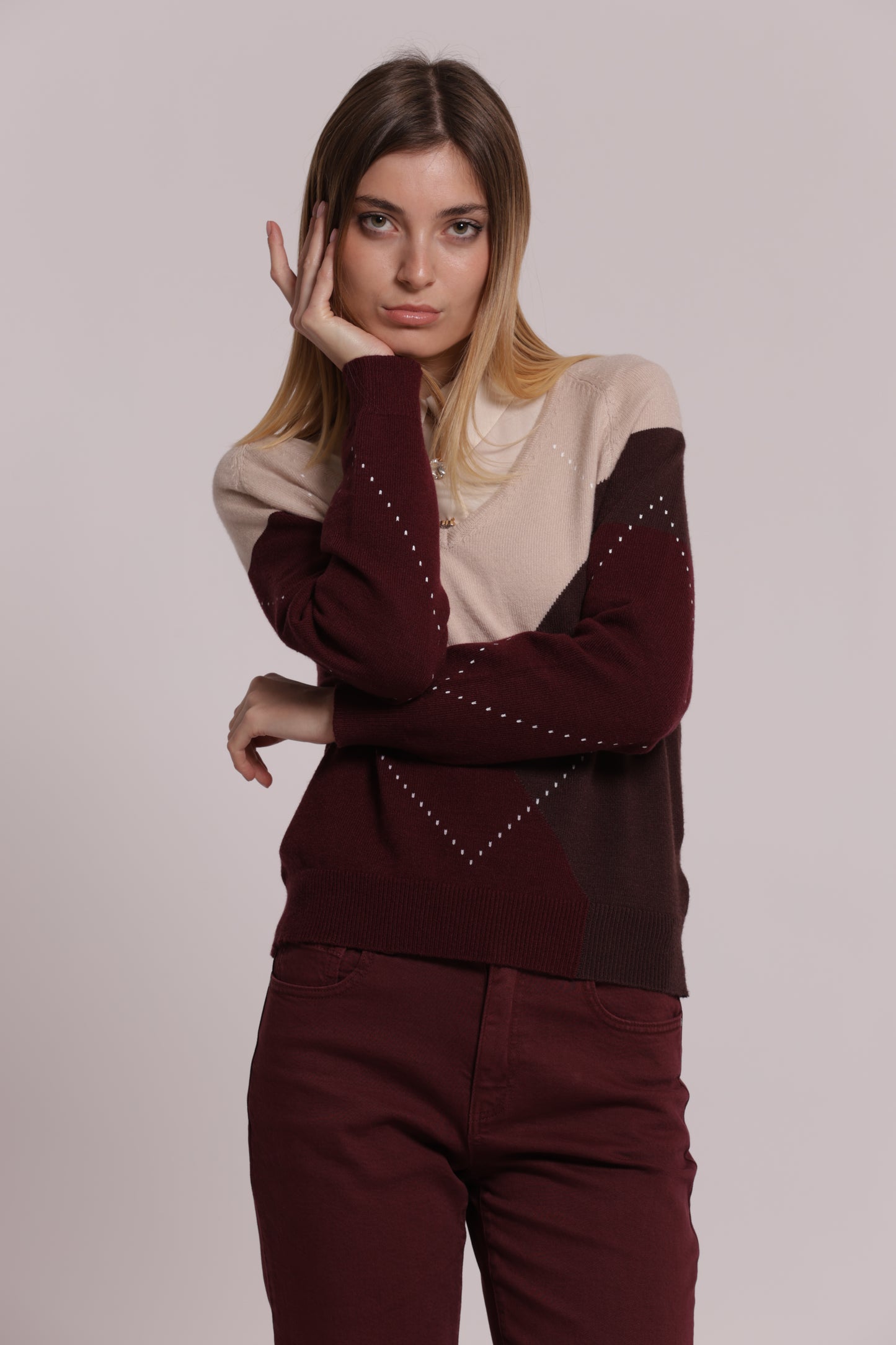 MAGLIA SCOLLO A V CON GIOCO DI ROMBI