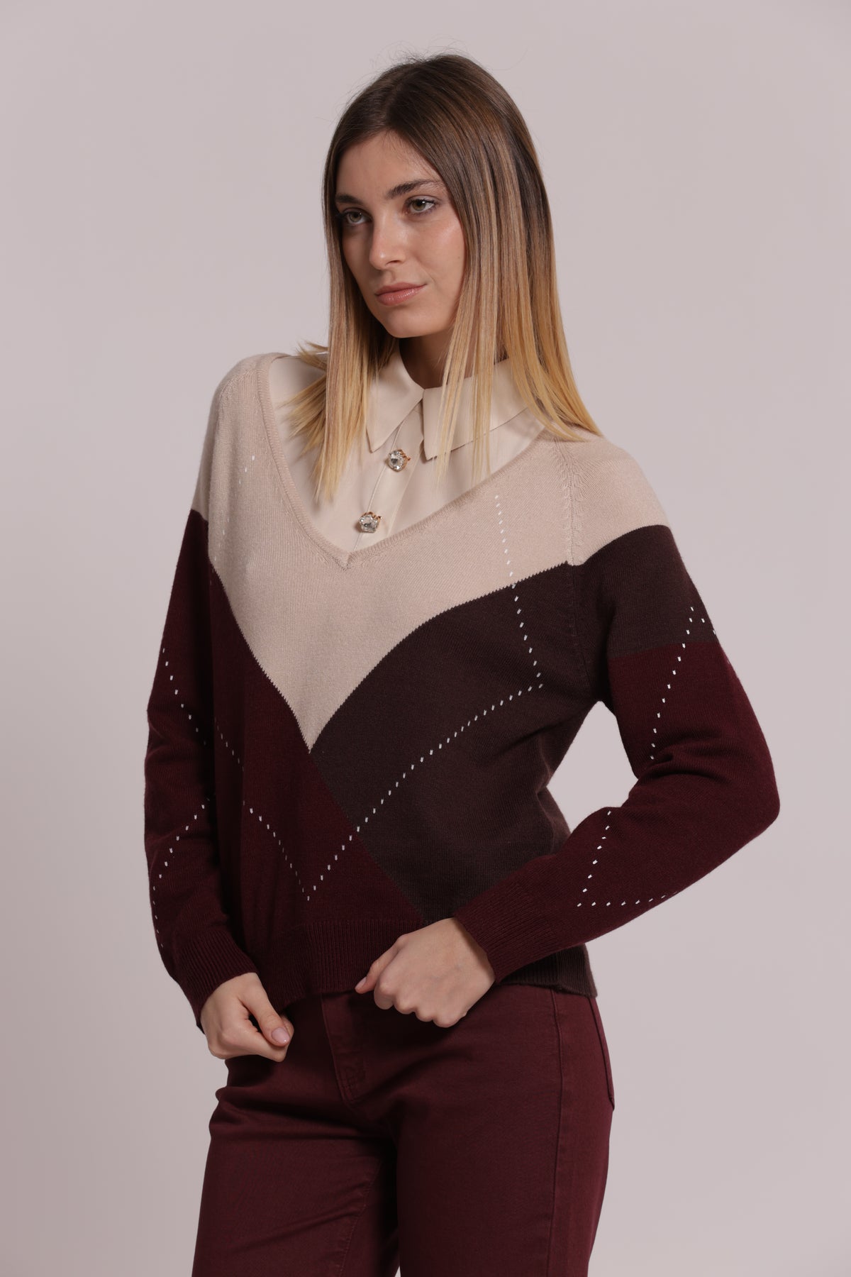MAGLIA SCOLLO A V CON GIOCO DI ROMBI