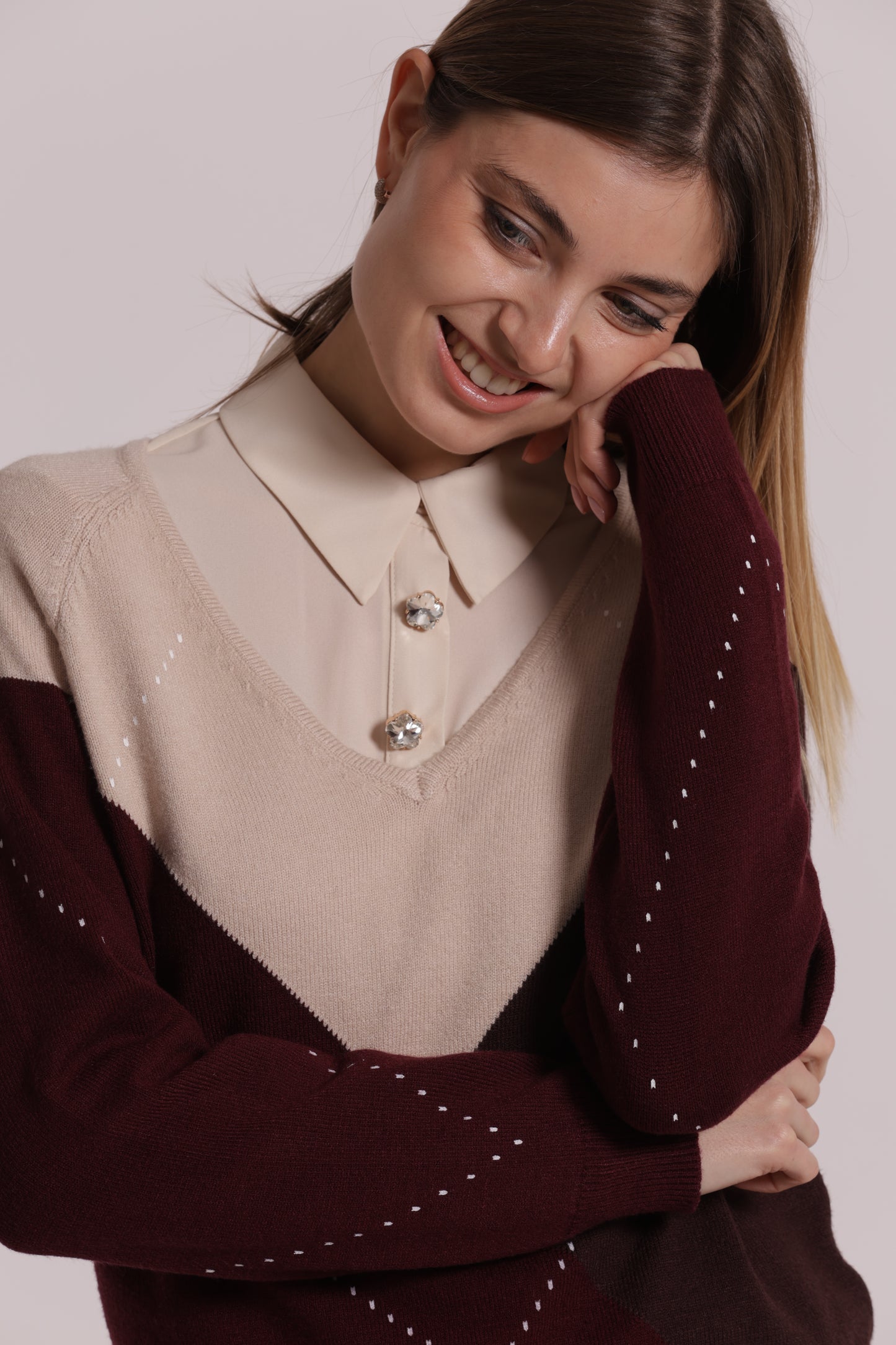 MAGLIA SCOLLO A V CON GIOCO DI ROMBI