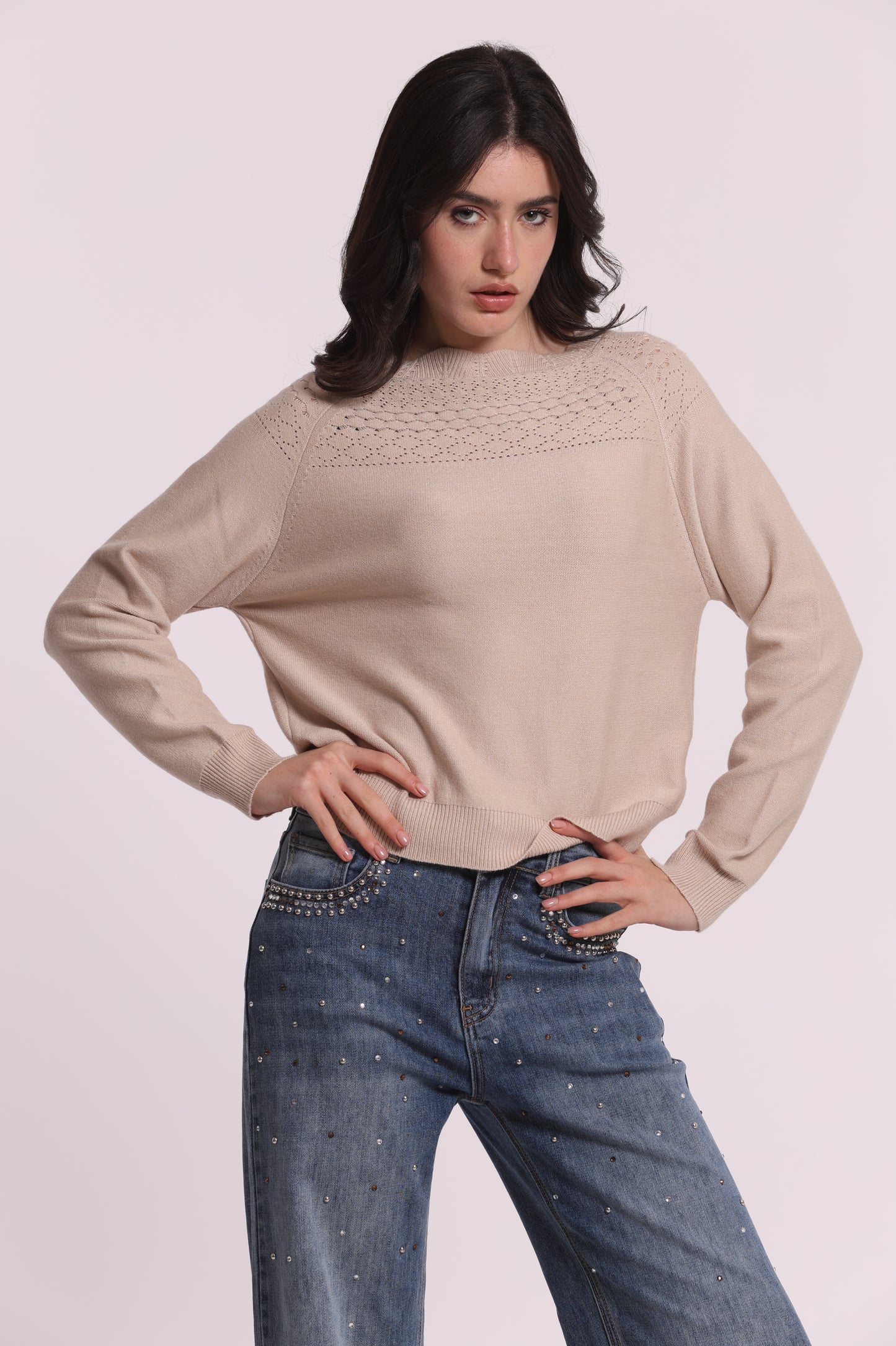 MAGLIA CON DETTAGLI TRAFORATI