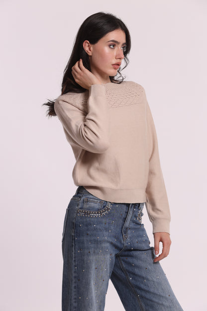 MAGLIA CON DETTAGLI TRAFORATI