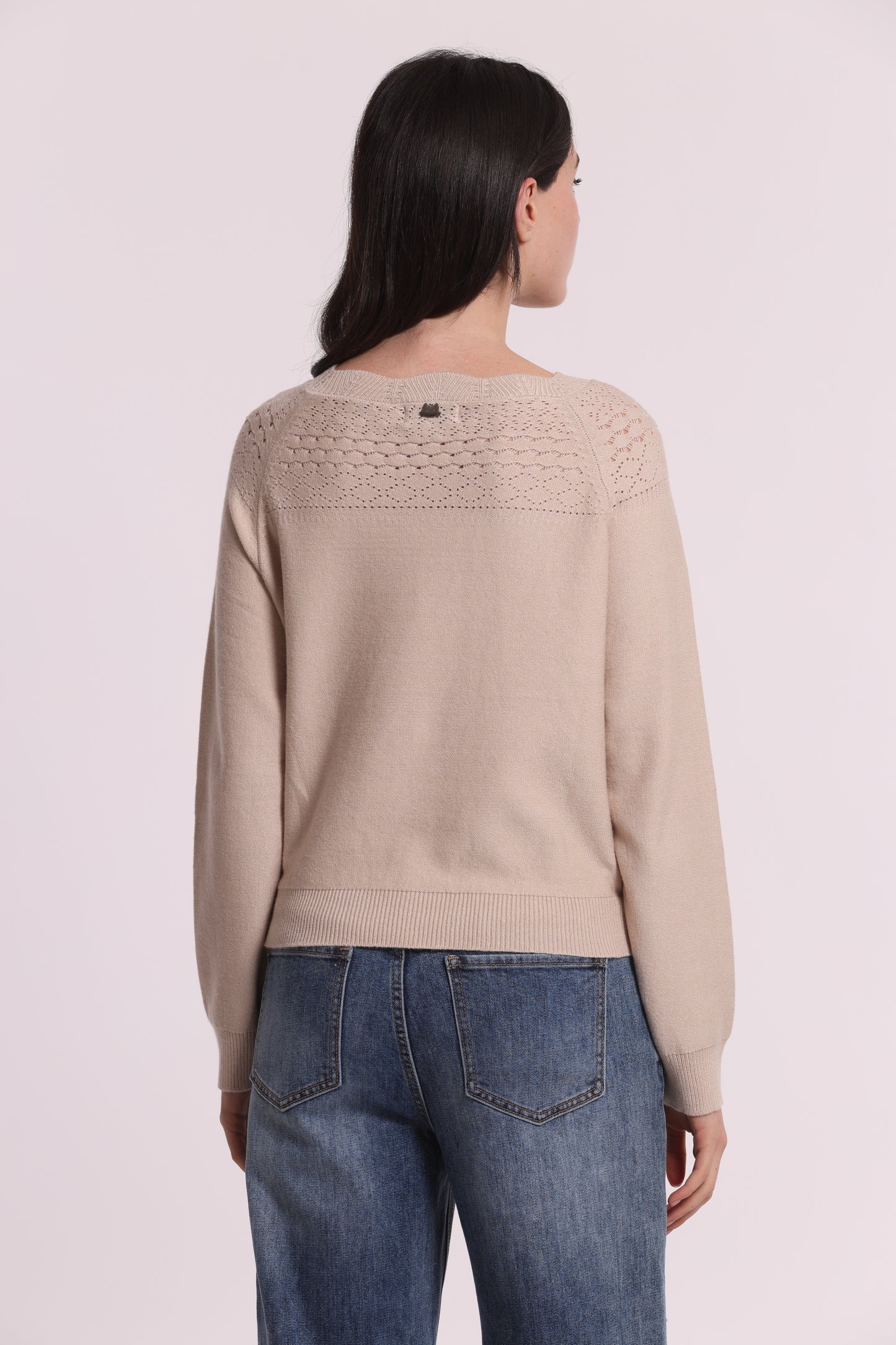 MAGLIA CON DETTAGLI TRAFORATI