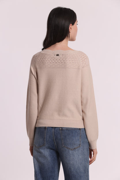 MAGLIA CON DETTAGLI TRAFORATI