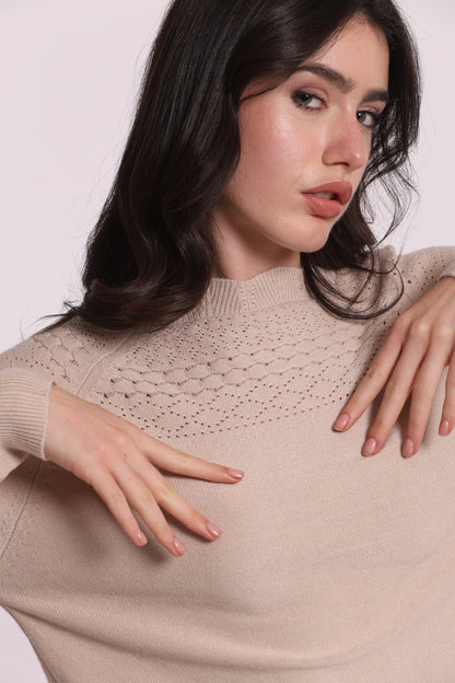 MAGLIA CON DETTAGLI TRAFORATI