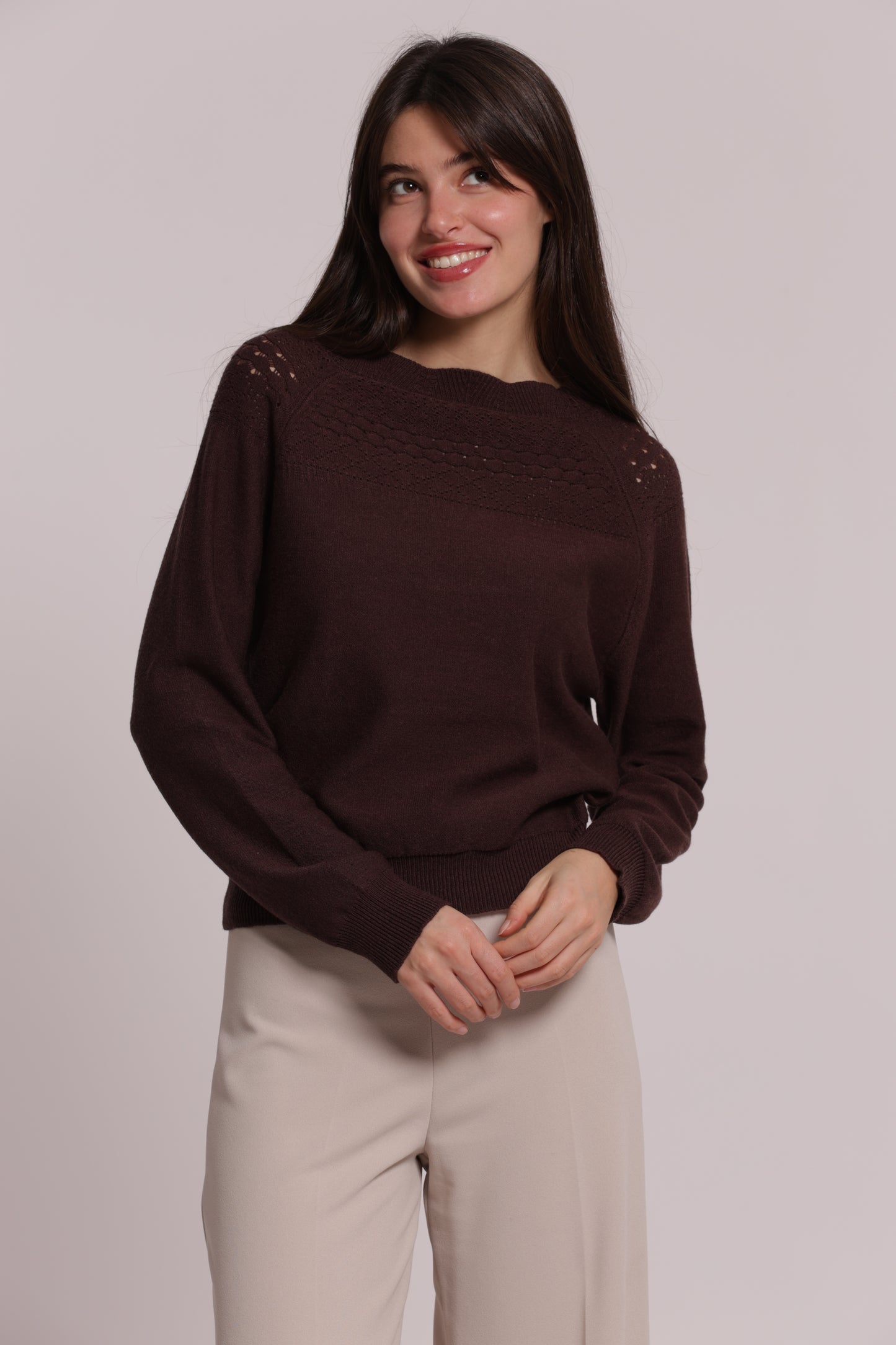 MAGLIA CON DETTAGLI TRAFORATI