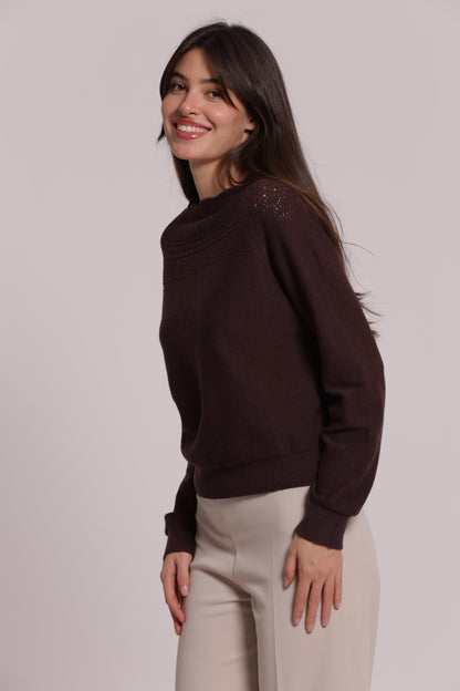 MAGLIA CON DETTAGLI TRAFORATI
