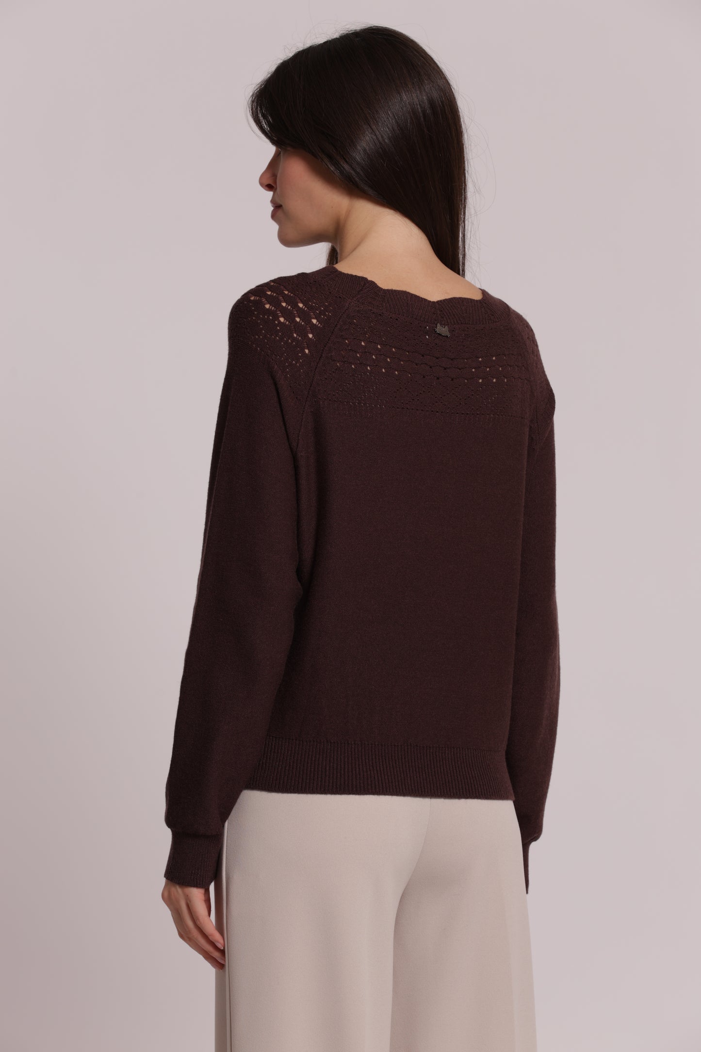 MAGLIA CON DETTAGLI TRAFORATI