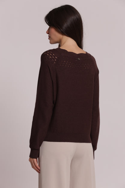 MAGLIA CON DETTAGLI TRAFORATI