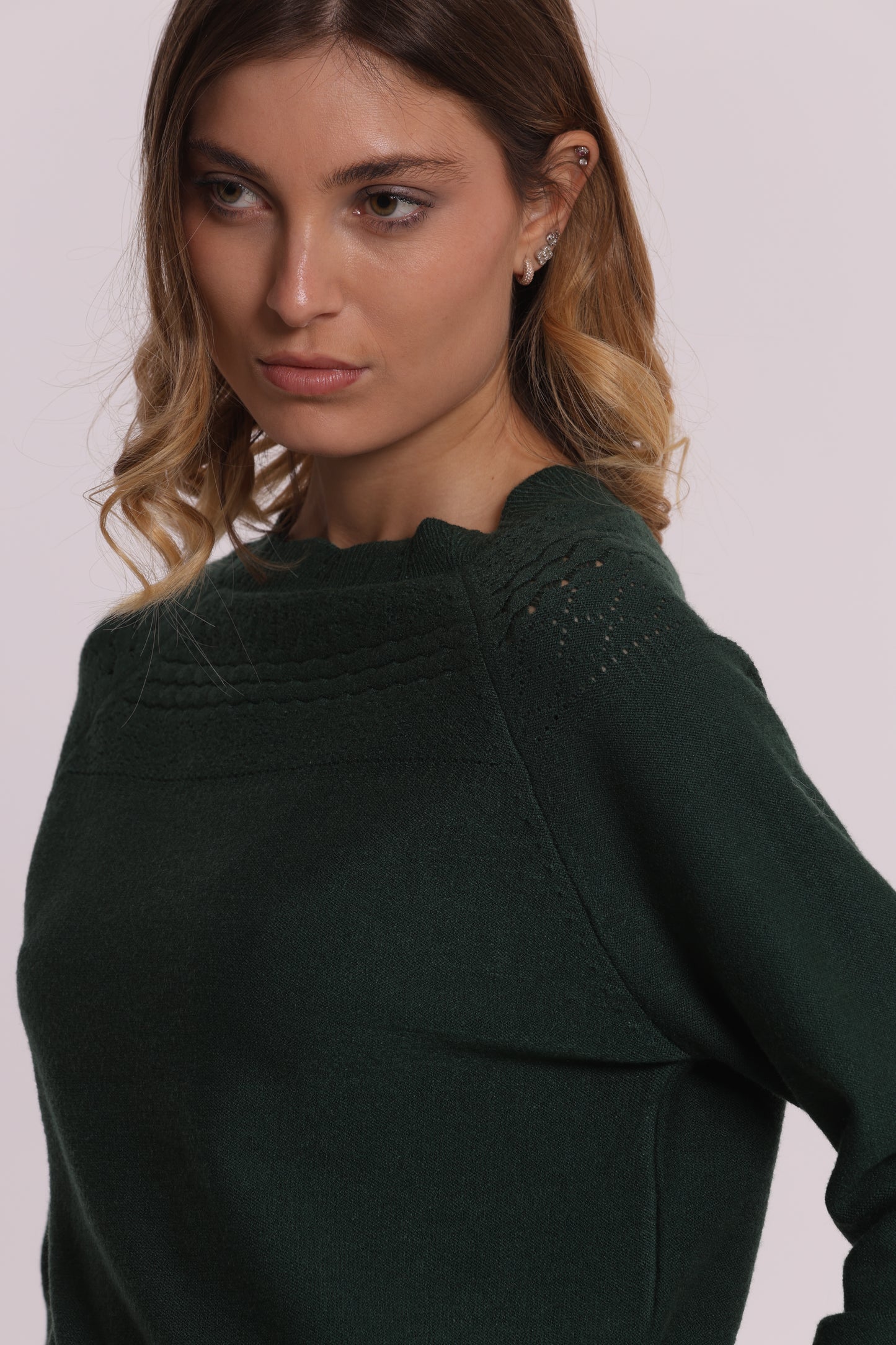 MAGLIA CON DETTAGLI TRAFORATI