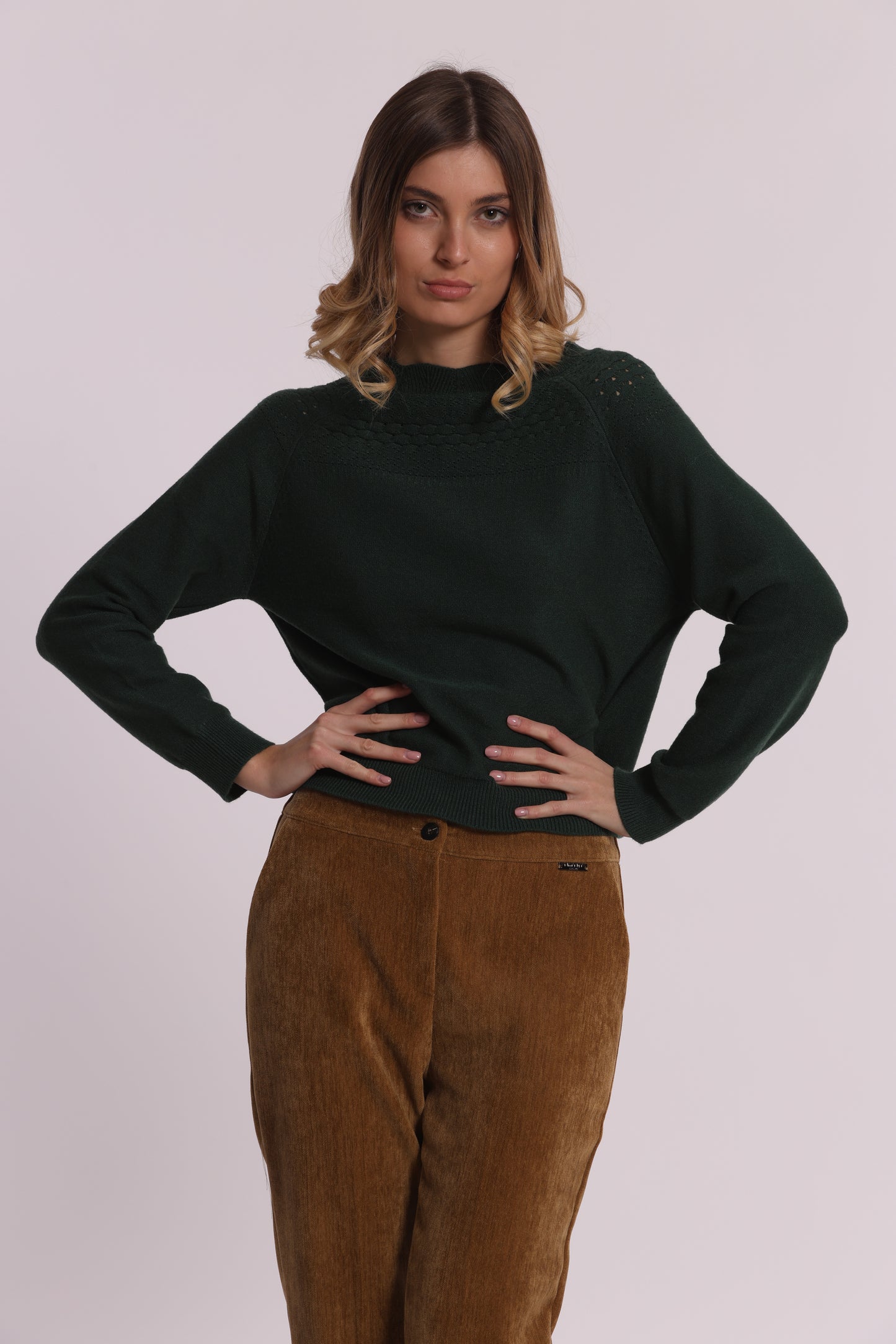 MAGLIA CON DETTAGLI TRAFORATI