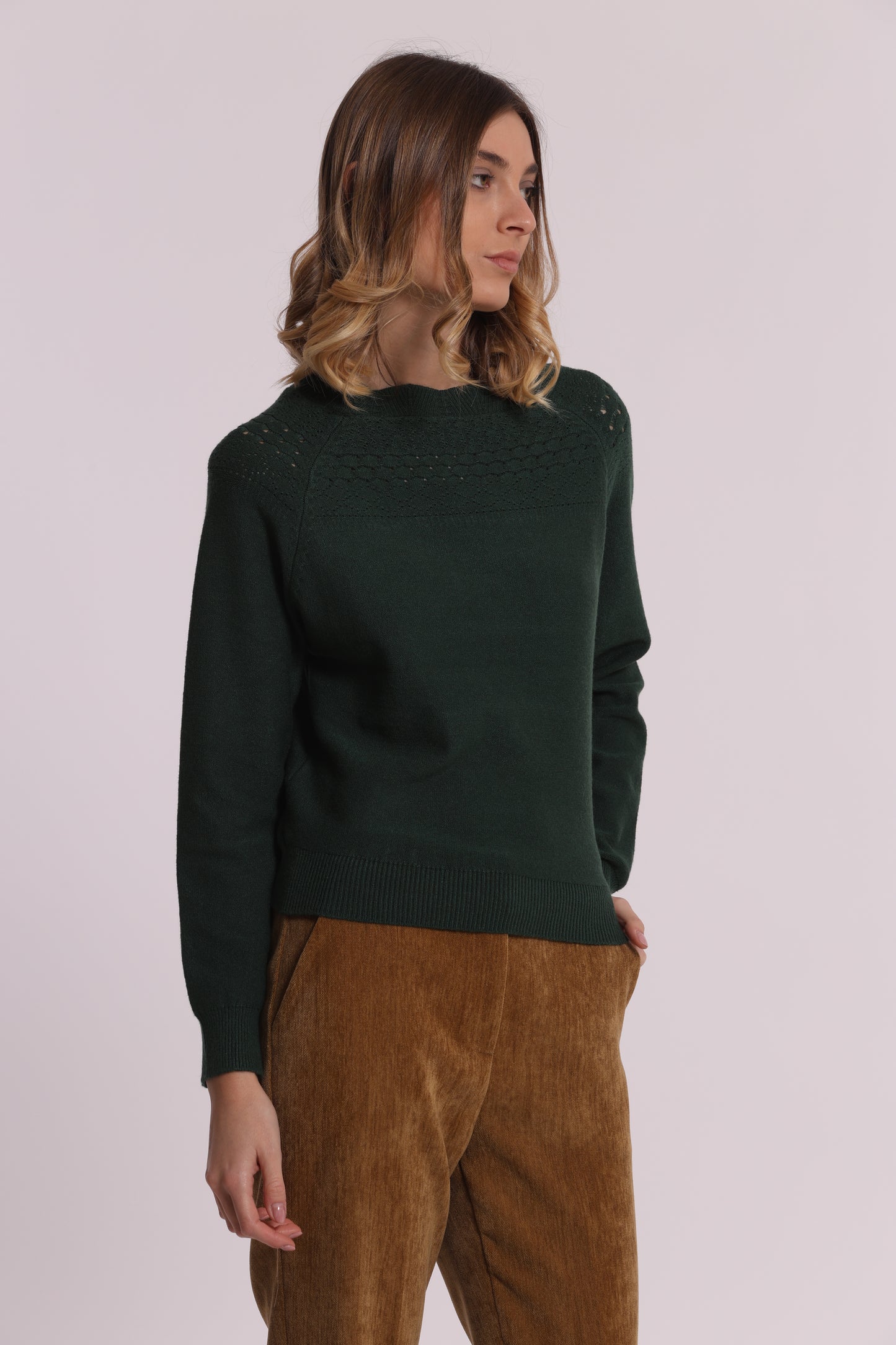 MAGLIA CON DETTAGLI TRAFORATI