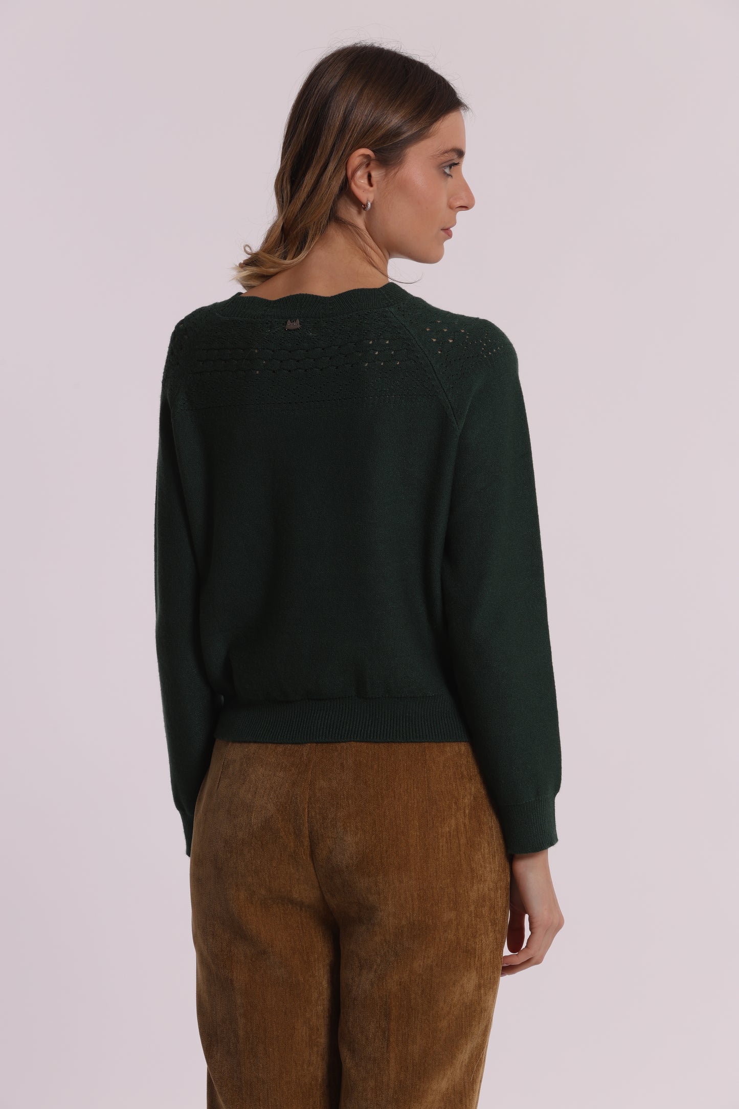 MAGLIA CON DETTAGLI TRAFORATI