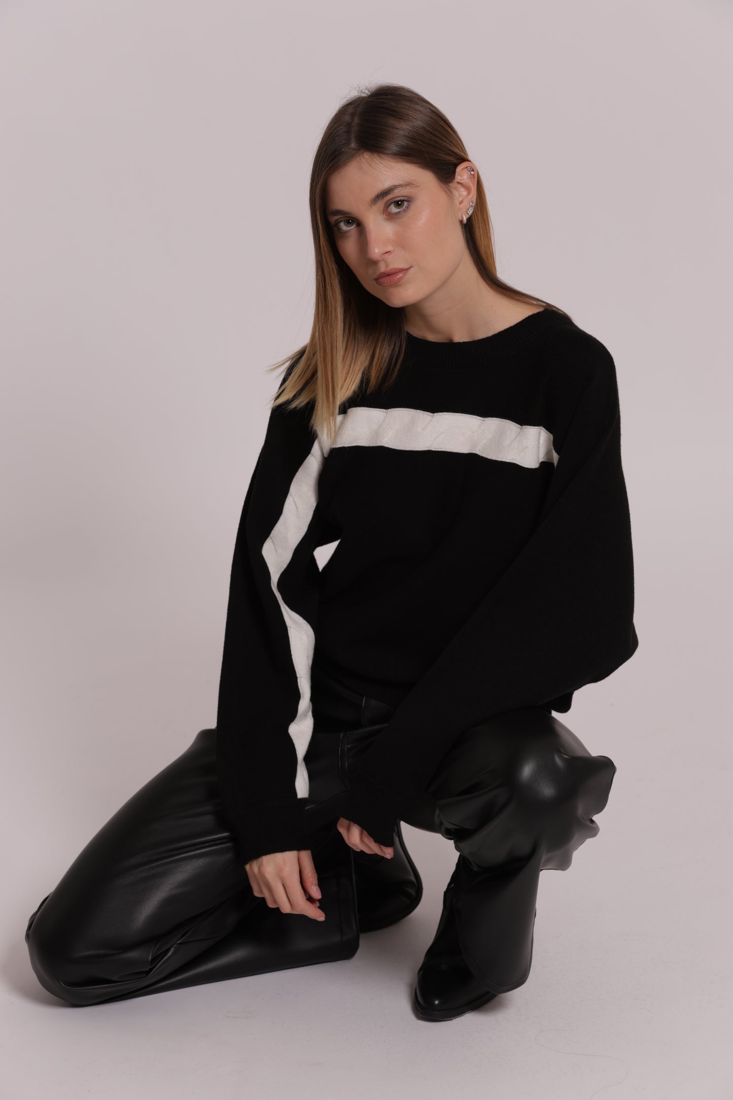 MAGLIA SCOLLO TONDO CON DETTAGLIO TRECCIA