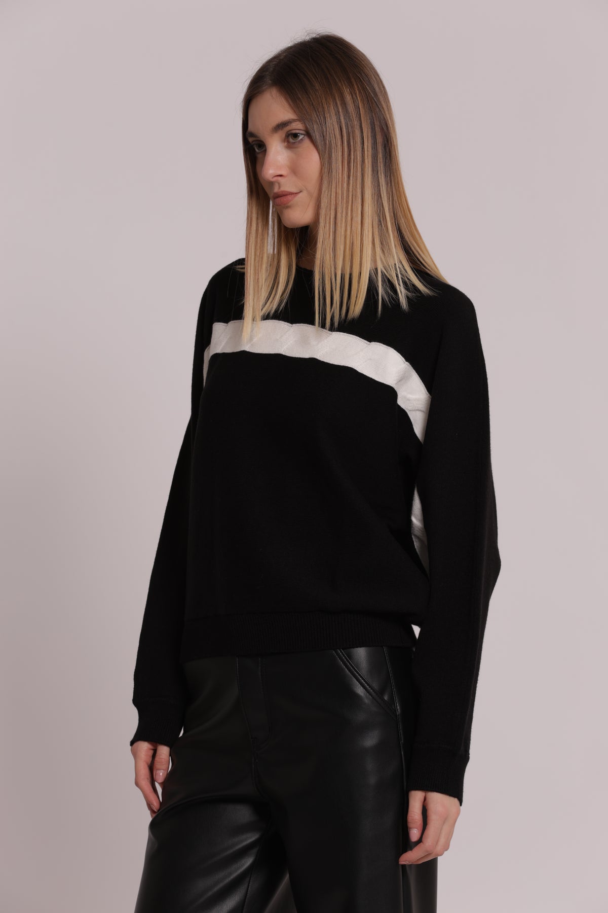 MAGLIA SCOLLO TONDO CON DETTAGLIO TRECCIA