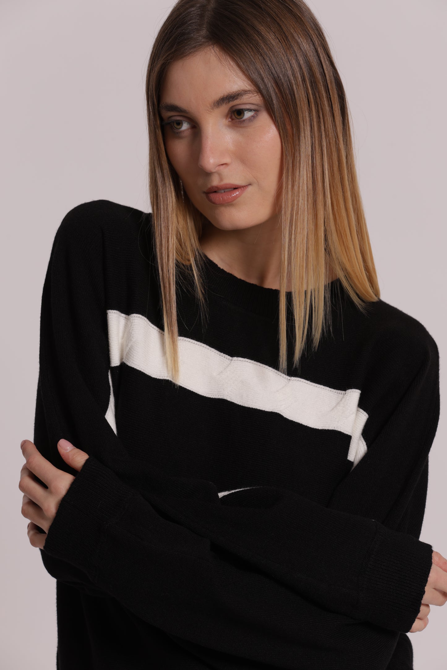 MAGLIA SCOLLO TONDO CON DETTAGLIO TRECCIA