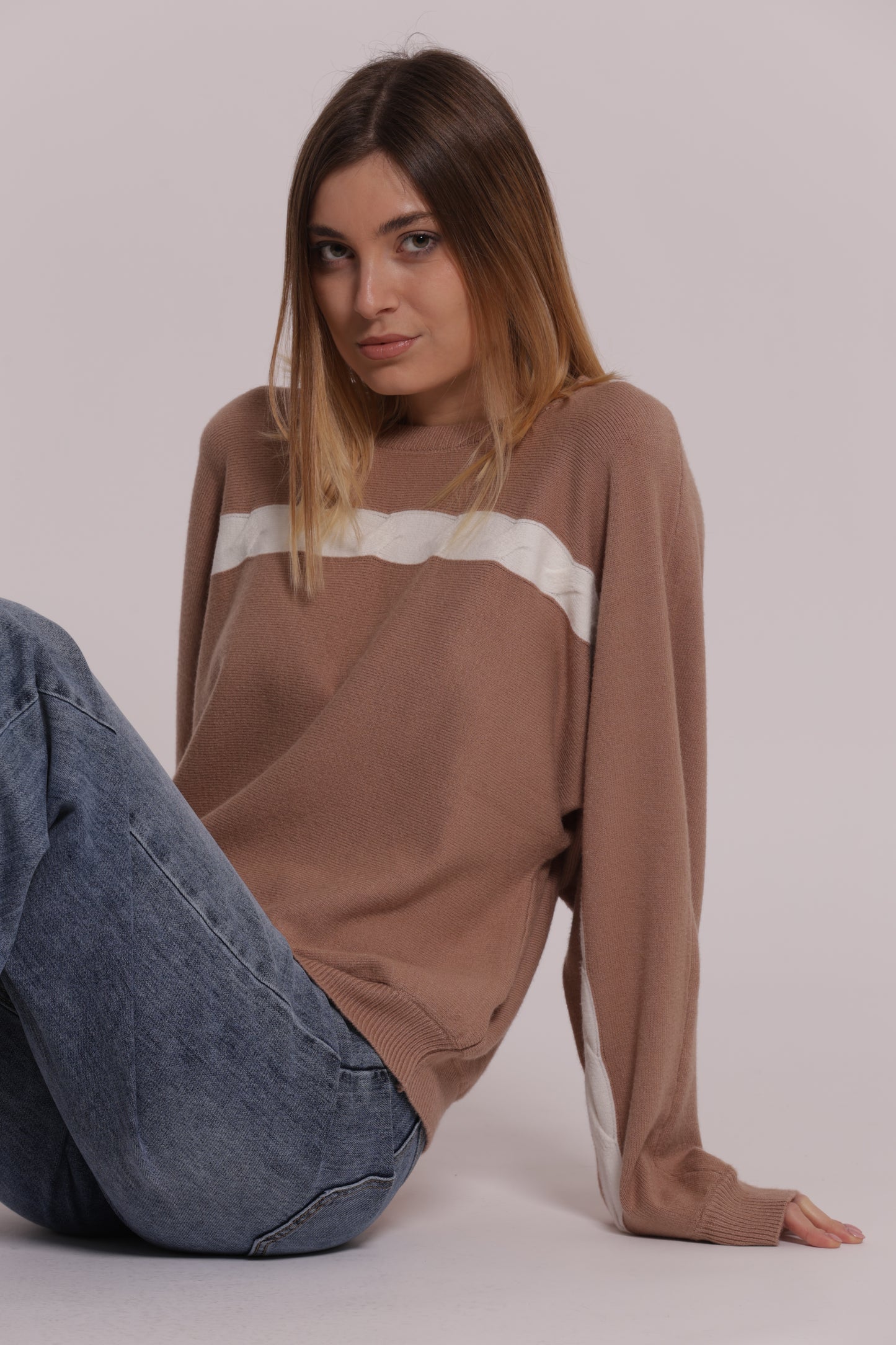 MAGLIA SCOLLO TONDO CON DETTAGLIO TRECCIA