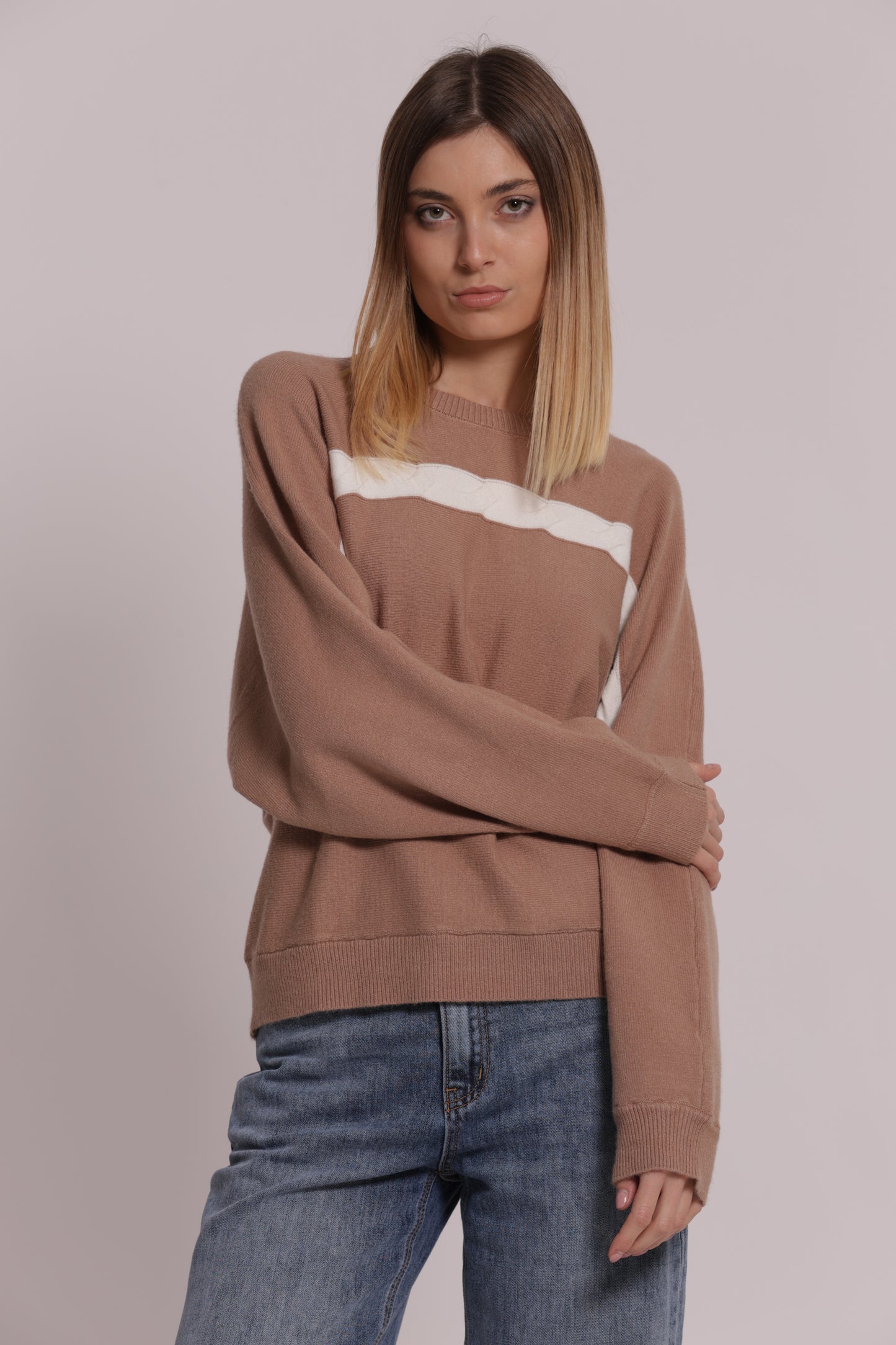 MAGLIA SCOLLO TONDO CON DETTAGLIO TRECCIA