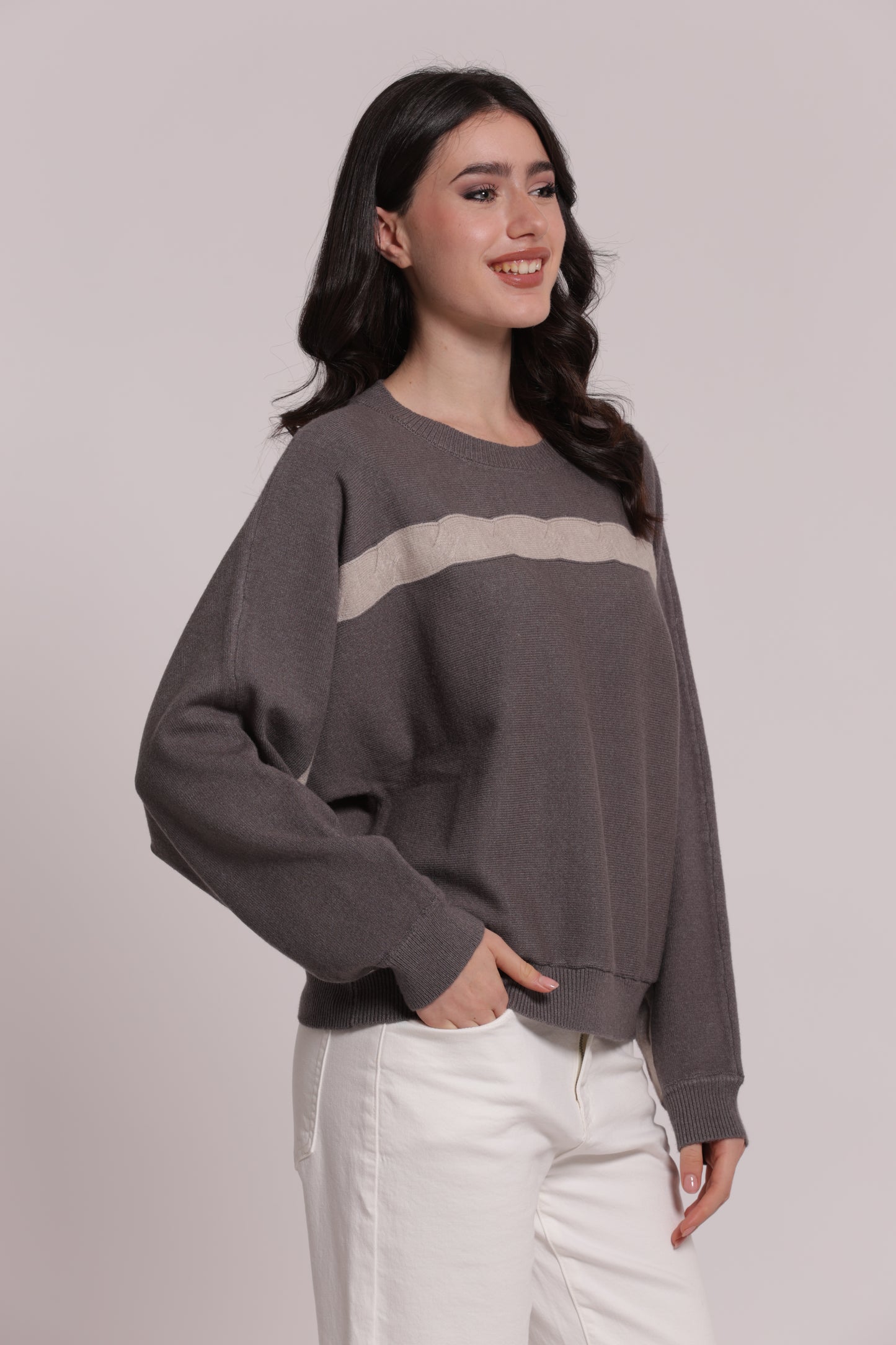 MAGLIA SCOLLO TONDO CON DETTAGLIO TRECCIA