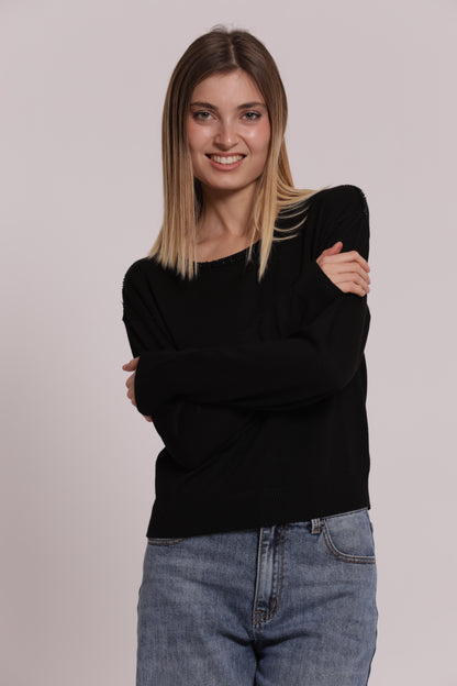 MAGLIA SCOLLO TONDO CON DETTAGLI PERLINE