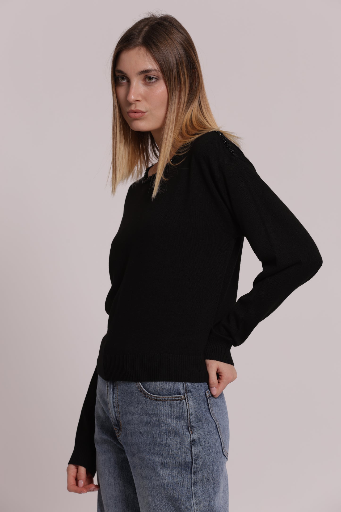 MAGLIA SCOLLO TONDO CON DETTAGLI PERLINE