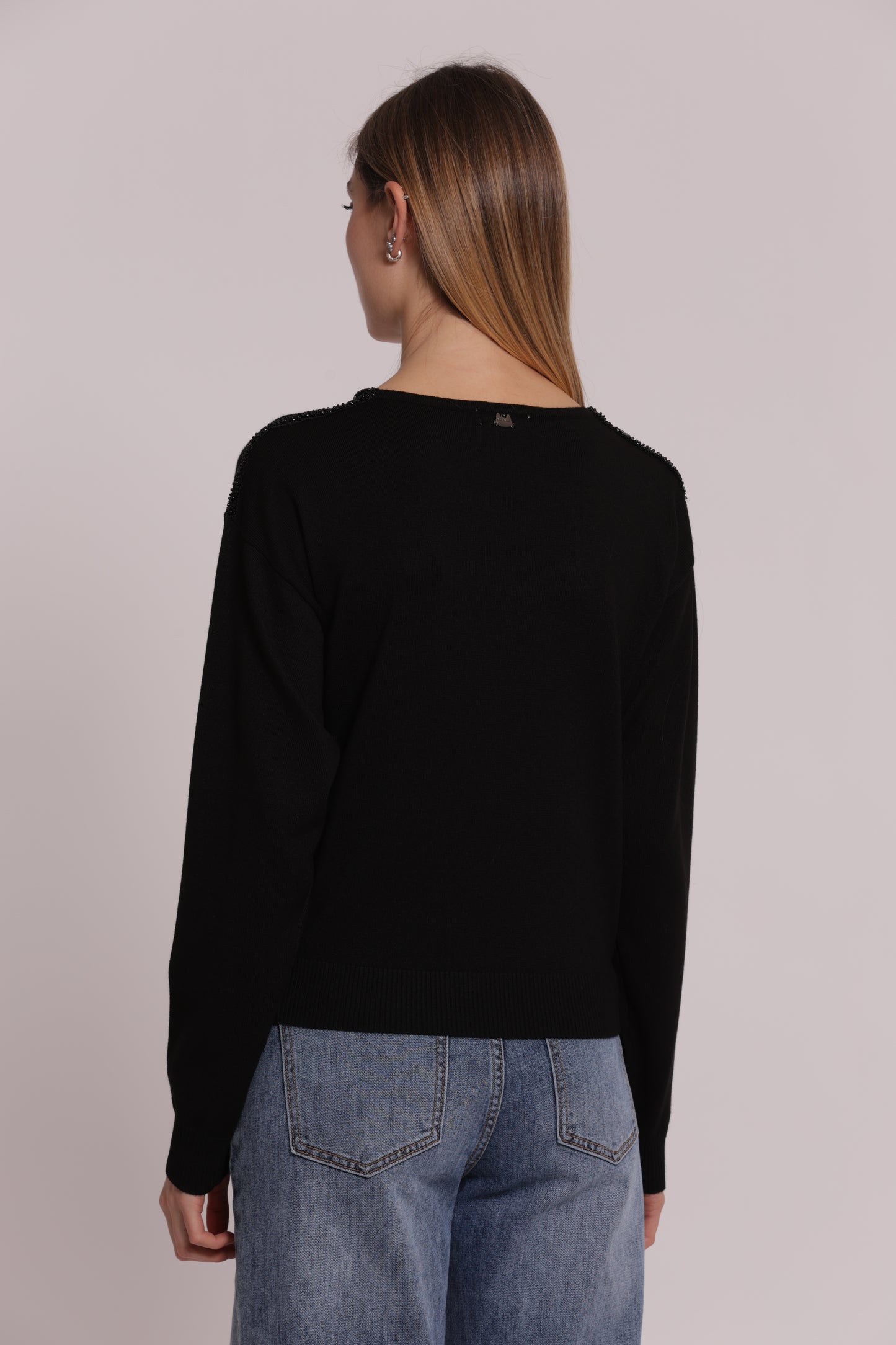 MAGLIA SCOLLO TONDO CON DETTAGLI PERLINE