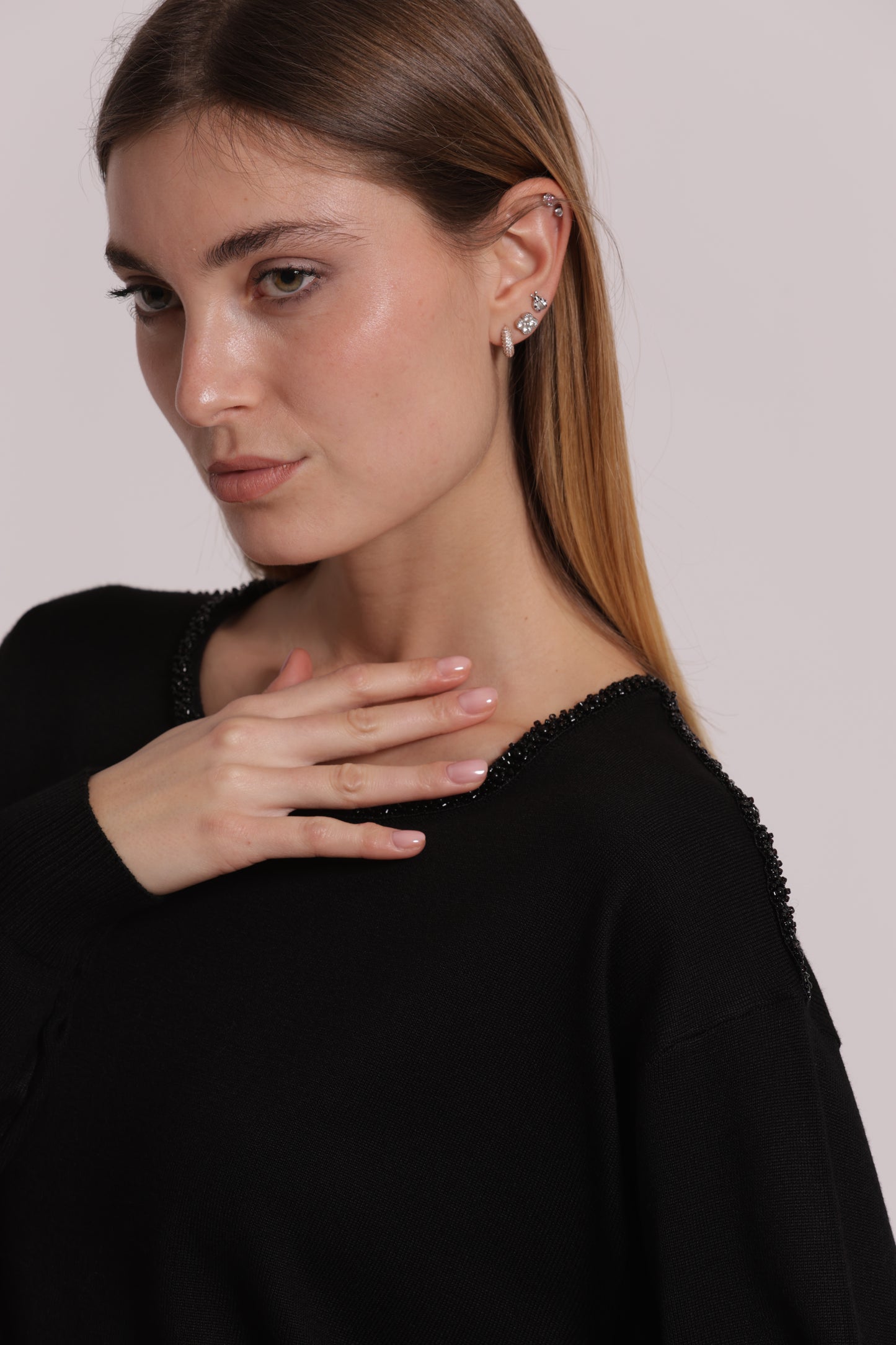 MAGLIA SCOLLO TONDO CON DETTAGLI PERLINE