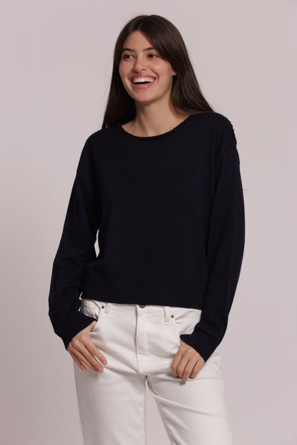 MAGLIA SCOLLO TONDO CON DETTAGLI PERLINE