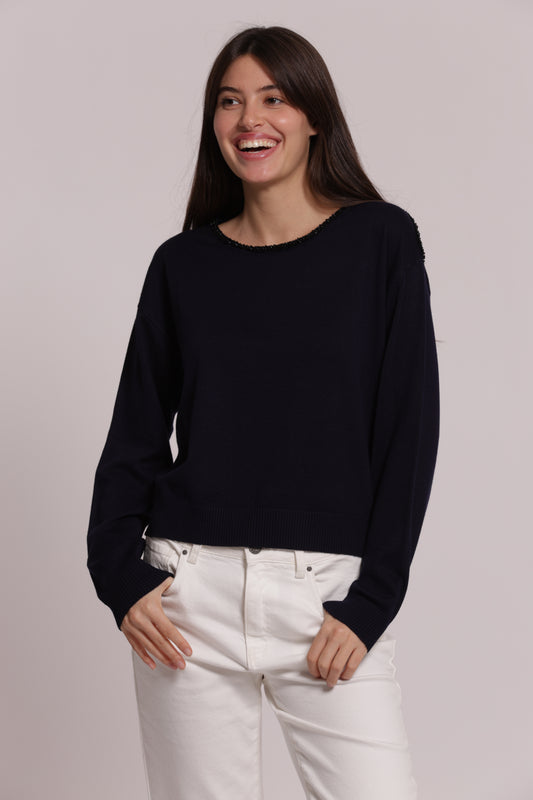 MAGLIA SCOLLO TONDO CON DETTAGLI PERLINE