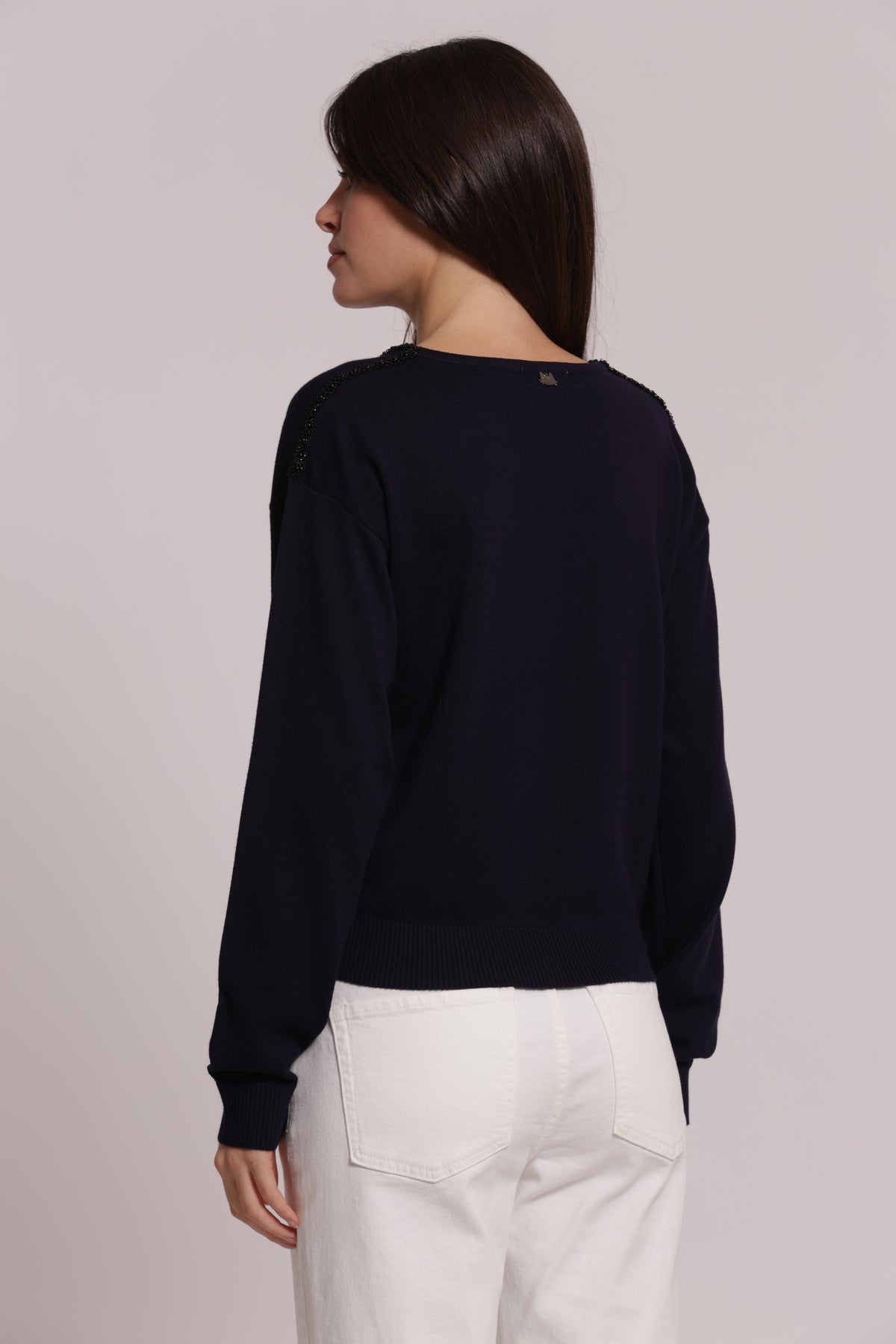 MAGLIA SCOLLO TONDO CON DETTAGLI PERLINE