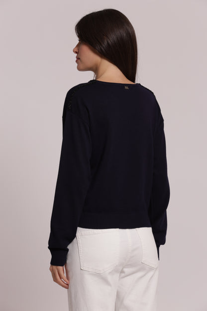 MAGLIA SCOLLO TONDO CON DETTAGLI PERLINE