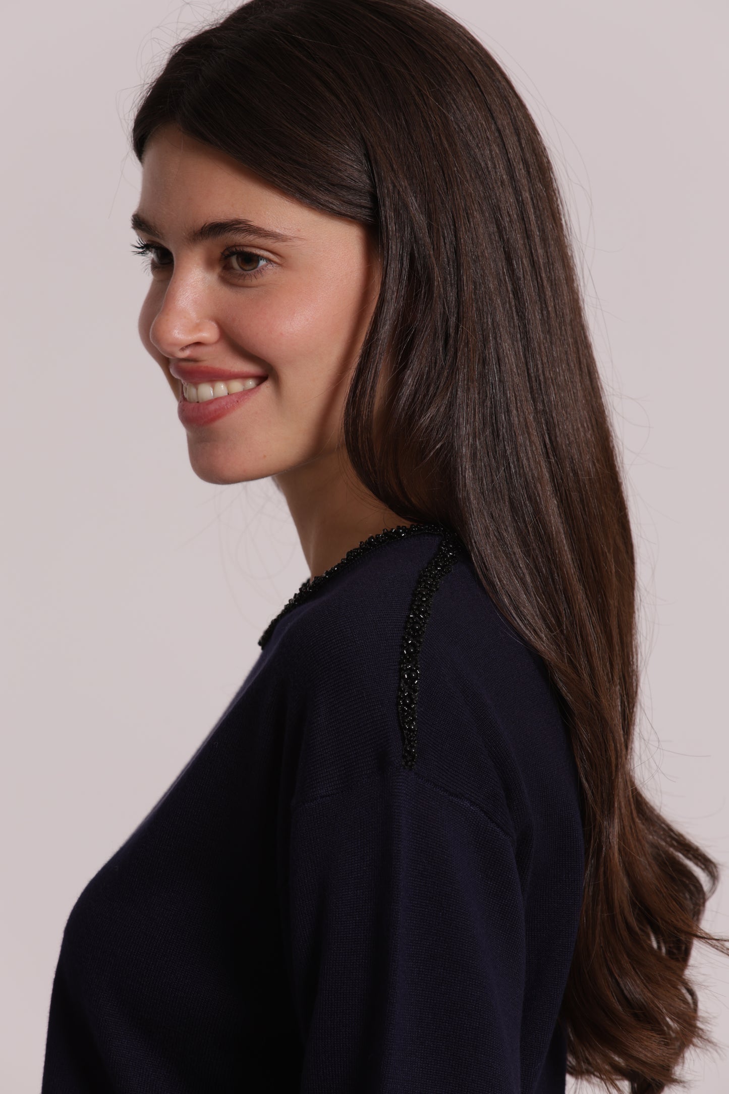 MAGLIA SCOLLO TONDO CON DETTAGLI PERLINE