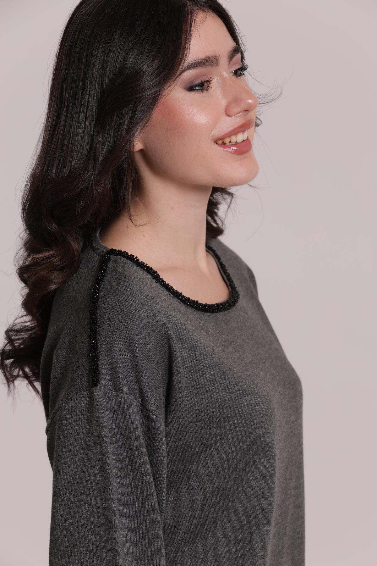 MAGLIA SCOLLO TONDO CON DETTAGLI PERLINE