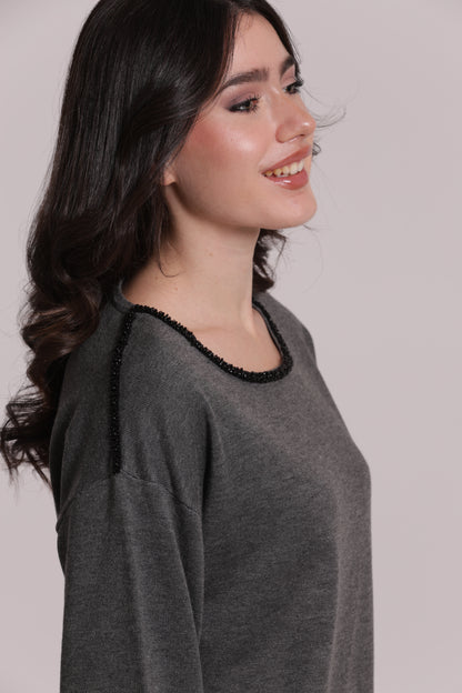 MAGLIA SCOLLO TONDO CON DETTAGLI PERLINE