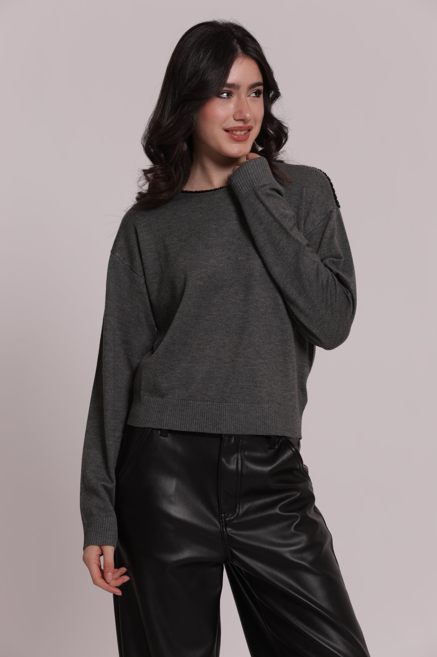 MAGLIA SCOLLO TONDO CON DETTAGLI PERLINE