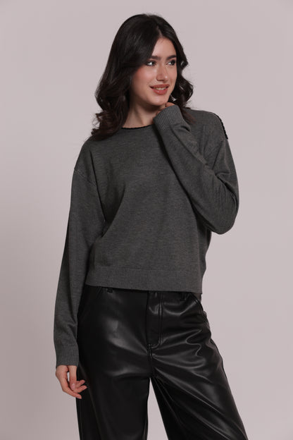 MAGLIA SCOLLO TONDO CON DETTAGLI PERLINE