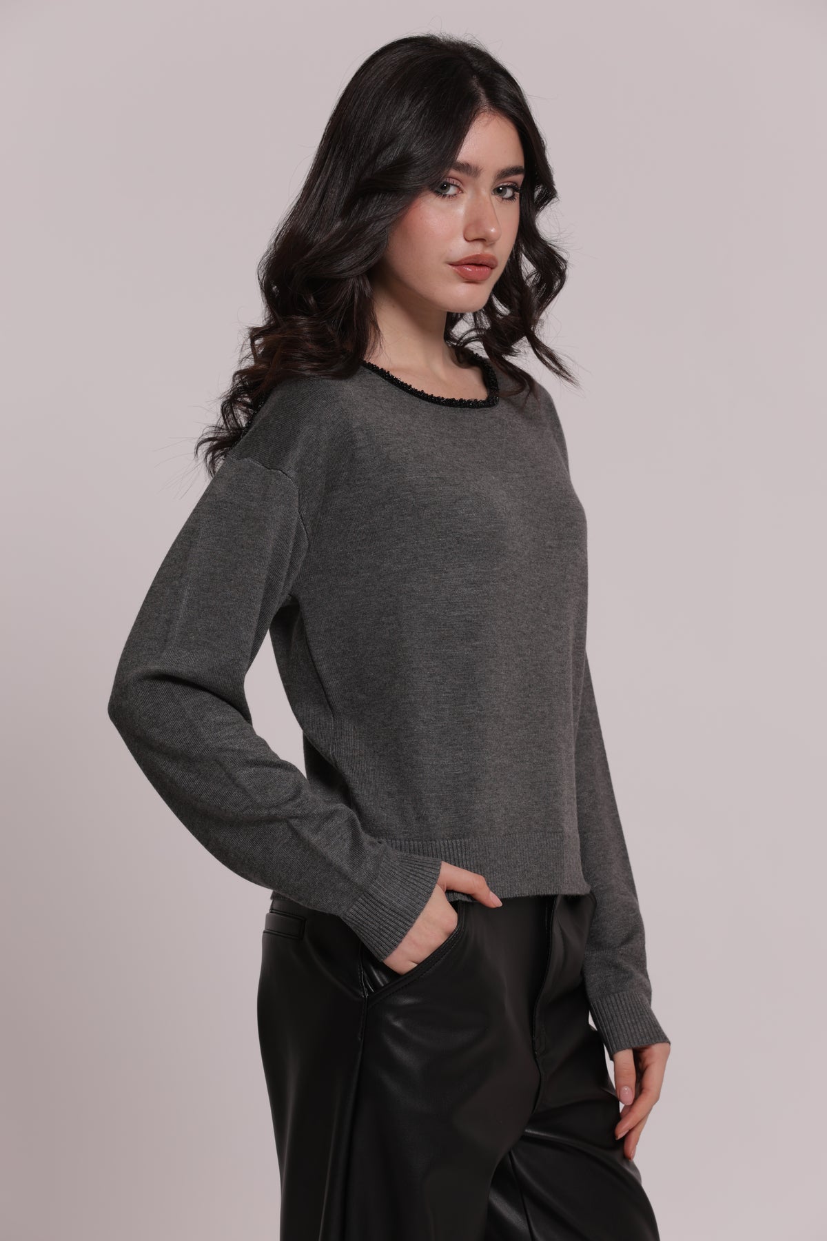 MAGLIA SCOLLO TONDO CON DETTAGLI PERLINE