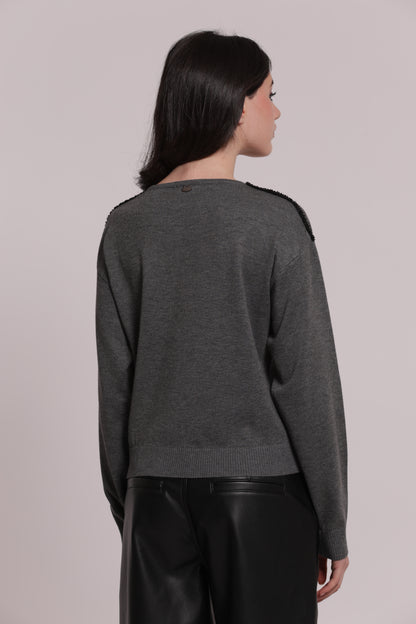 MAGLIA SCOLLO TONDO CON DETTAGLI PERLINE