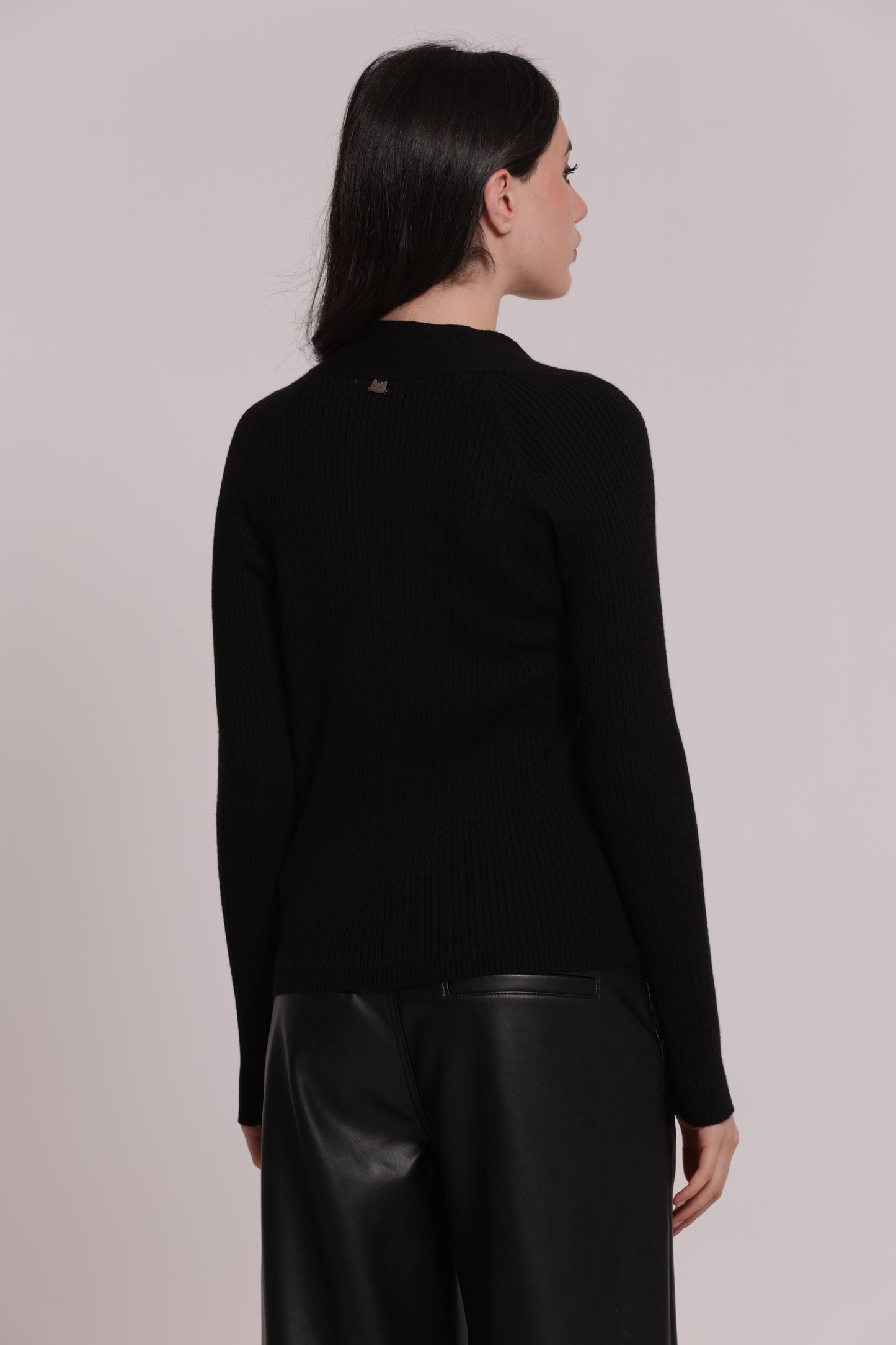 MAGLIA CON DETTAGLIO CUT OUT