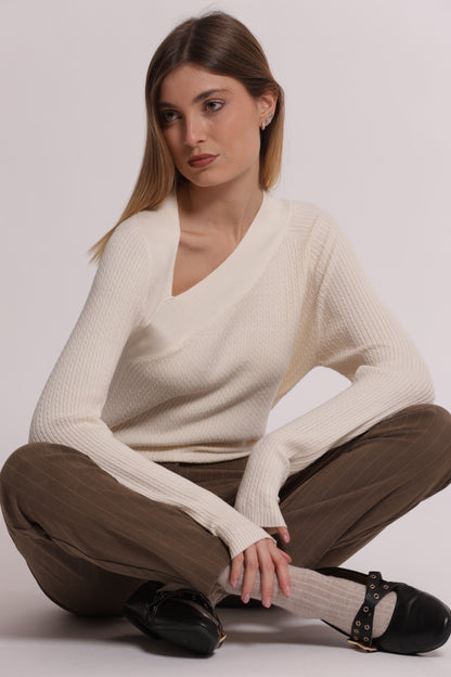 MAGLIA CON DETTAGLIO CUT OUT